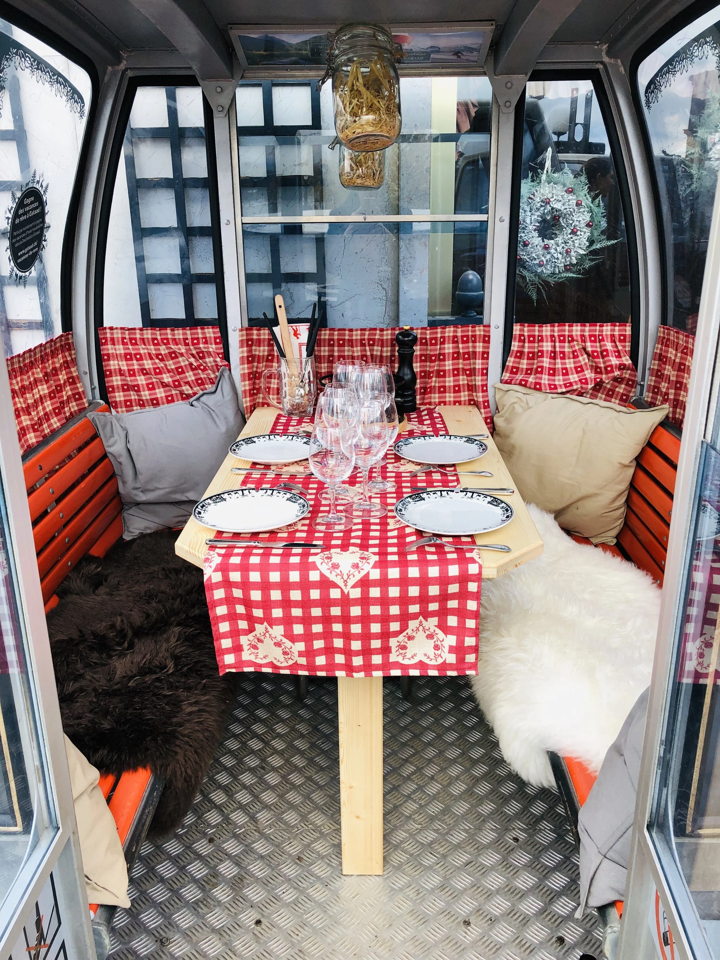 Fondue au fromage dans une télécabine&nbsp;