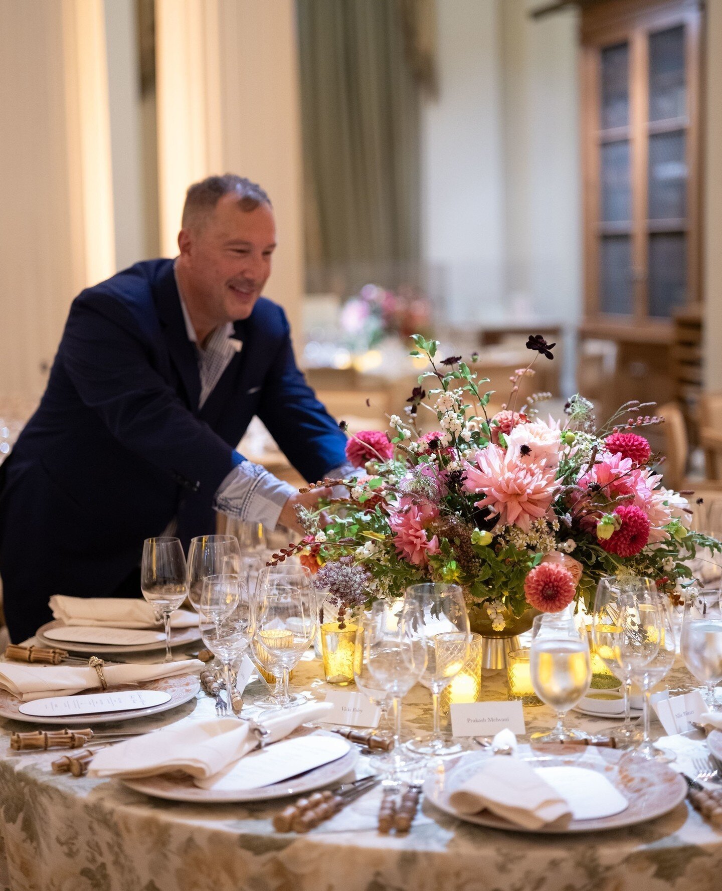 We believe that every event's success lies in the details. David Landgraf meticulously curates those details, so that every table is a work of art, creating an atmosphere of perfection. ⁠
.⁠
.⁠
.⁠
.⁠
#detailoriented #itsallinthedetails #details #even