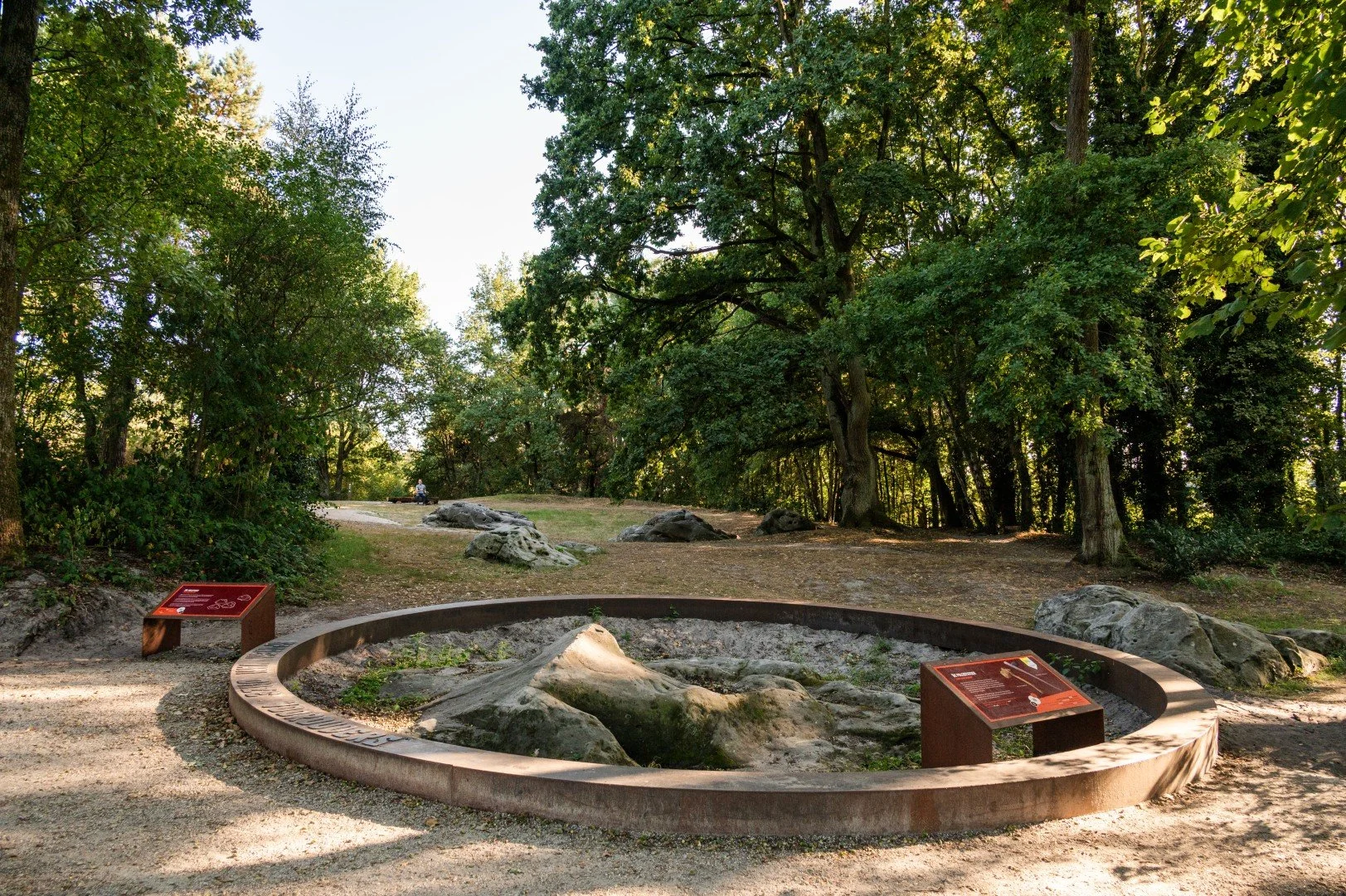 De holsteen is een verzameling van acht zandsteenformaties, die 16 - 20 miljoen jaren geleden op natuurlijke wijze zijn ontstaan uit zeezand. De meest noordelijke steen is uniek in Vlaanderen en werd als prehistorische polijststeen werd gebruikt door