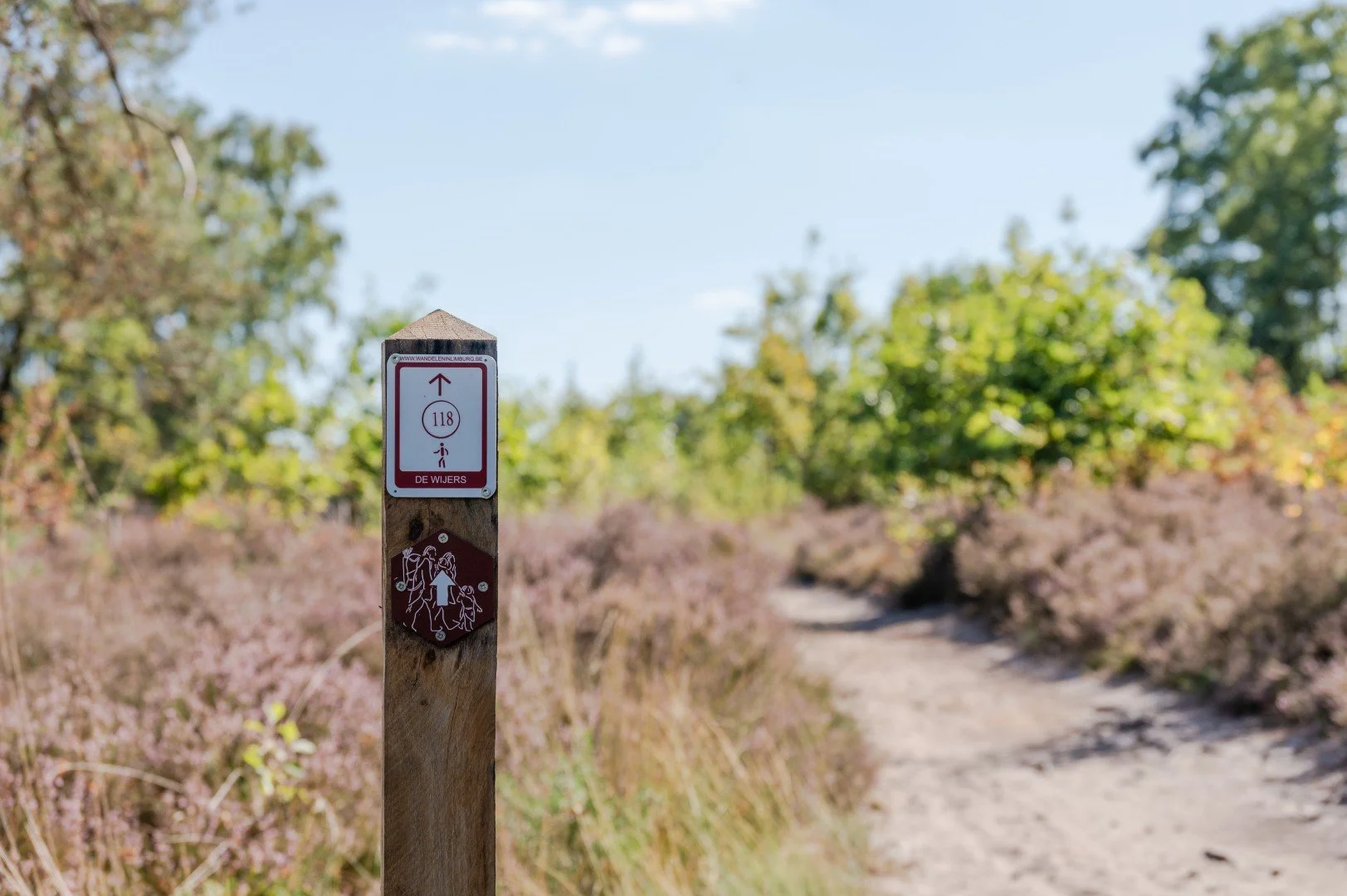 Een heldere en herkenbare signalisatie gidst je langsheen de nieuwe wandelroute