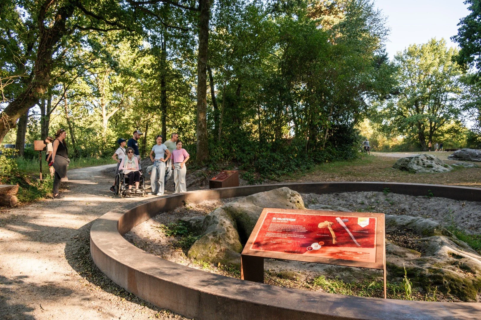 De holsteen is een verzameling van acht zandsteenformaties, die 16 - 20 miljoen jaren geleden op natuurlijke wijze zijn ontstaan uit zeezand. De meest noordelijke steen is uniek in Vlaanderen en werd als prehistorische polijststeen werd gebruikt door