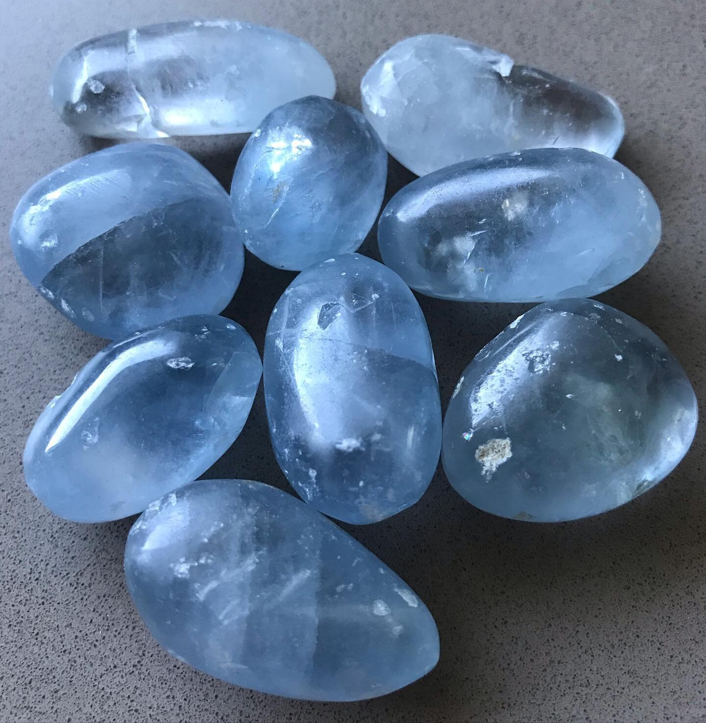 💫 C E L E S T I T E💫
Apporta calma, pace interiore e leggerezza. 
Connessa ai reami celesti.

#celestite #healing #goodvibes #angels