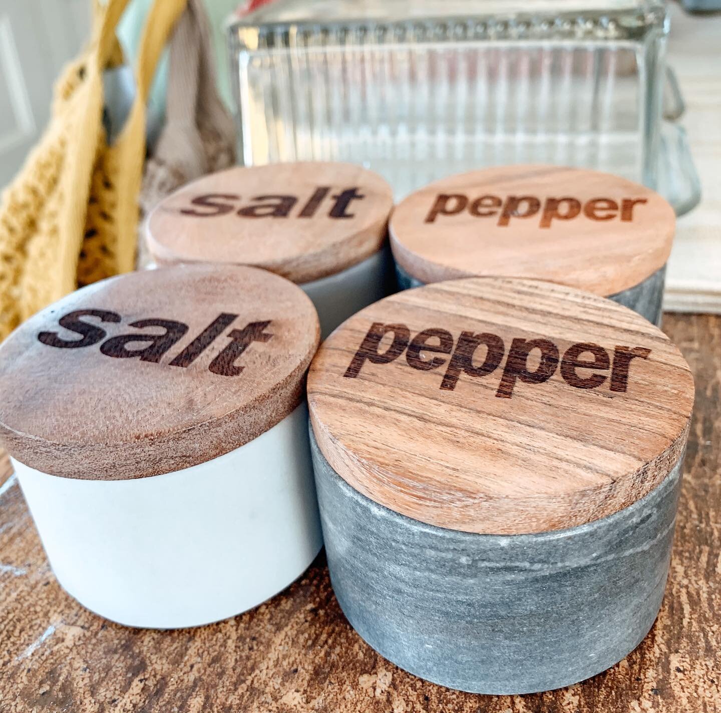 Our marble salt and pepper pinch pots are back in stock! ✨🧂
.
.
.
#hudsonandperry #ameliaisland #fernandinabeach #shoplocal #loveamelia #fernandinabeachmainstreet