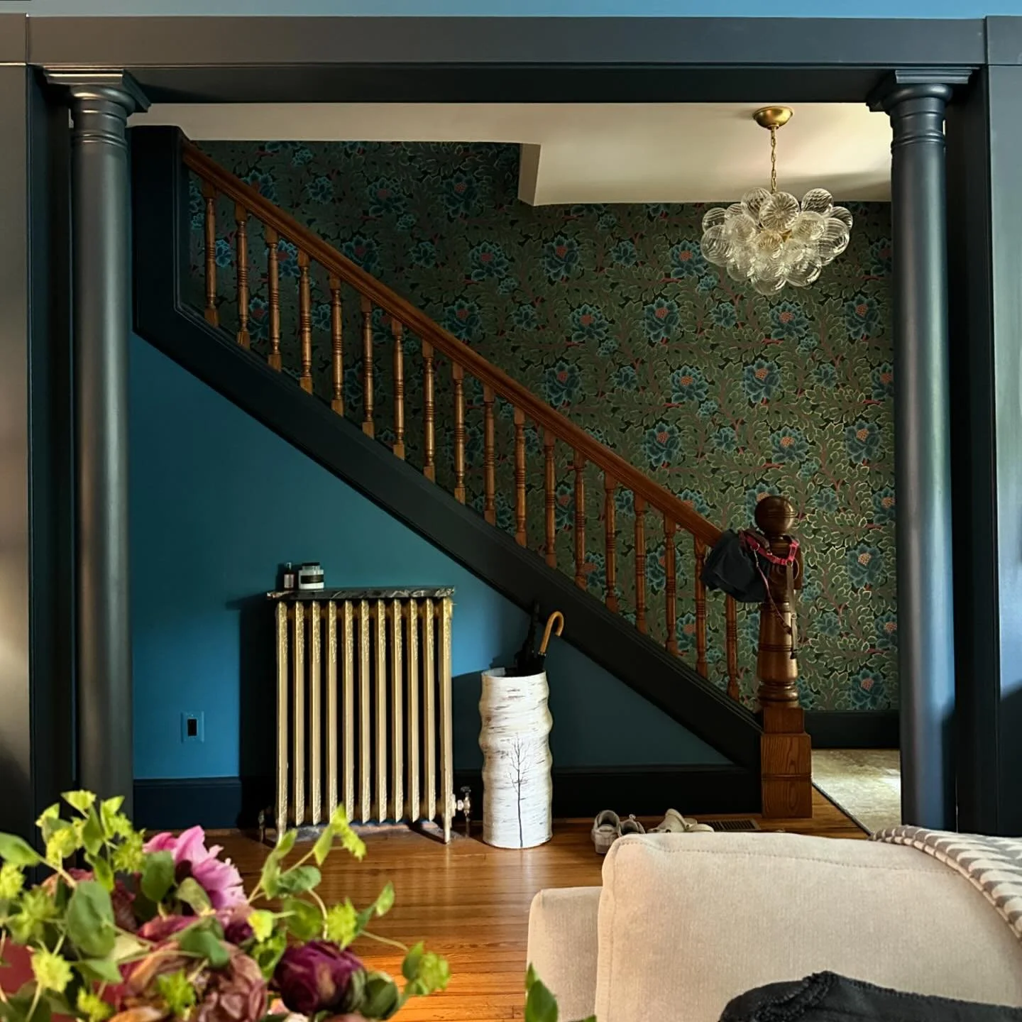 While we wait for drapery to be installed, here&rsquo;s a luxe little before-and-after of the foyer. 😍🌿💙💚💛
.
.
.
#drabtofab #shotgundoubleinteriors #shotgundoubledesign #ohwowyes #colorfulinteriors #foyerdesign #highdrama #dcmetrodesigner #virgi