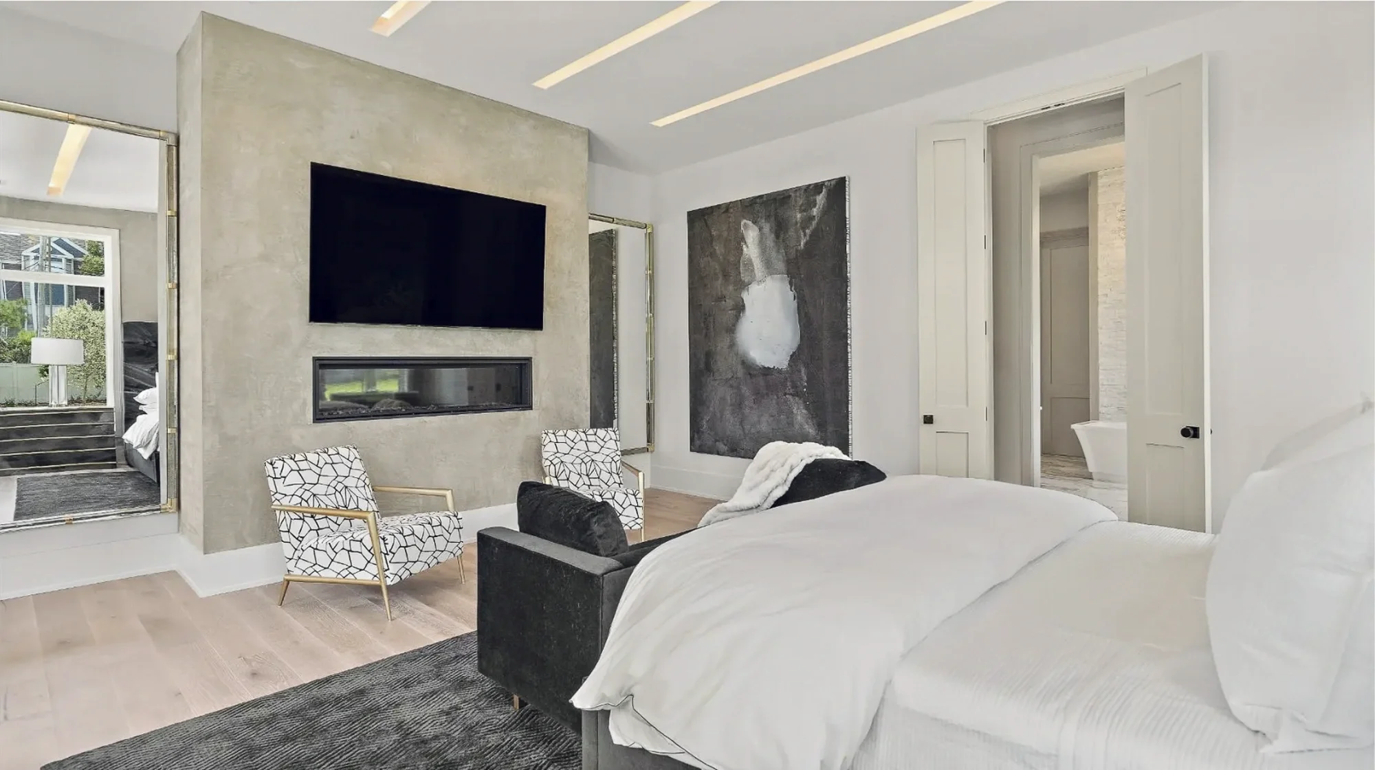 Builder: Troyer Builders
Space: Private Residence, Primary Bedroom
Artist: Tony Mose, On Abstract
