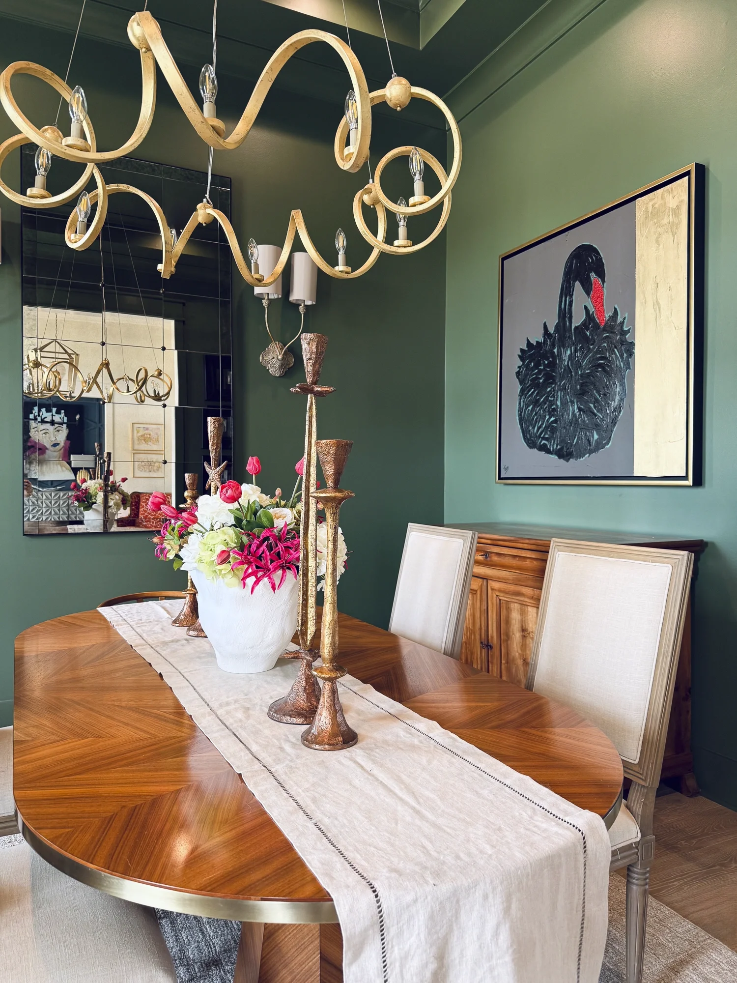 Space: Private Residence, Dining Room
Artist: Tracey Mose, Swan