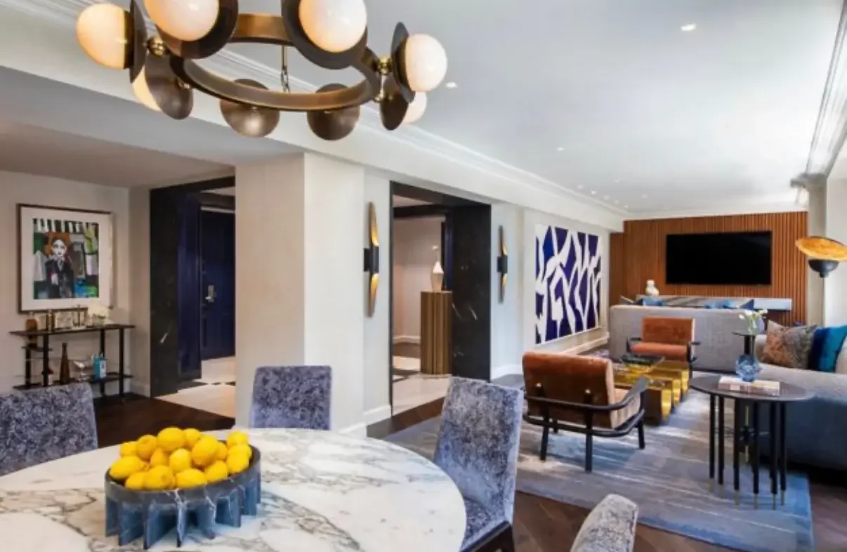 Project: Four Seasons, Whitespace Interiors
Space: Hotel, Governor's Suite
Artist: Tony Mose, On Figurative
Location: Manhattan, NY