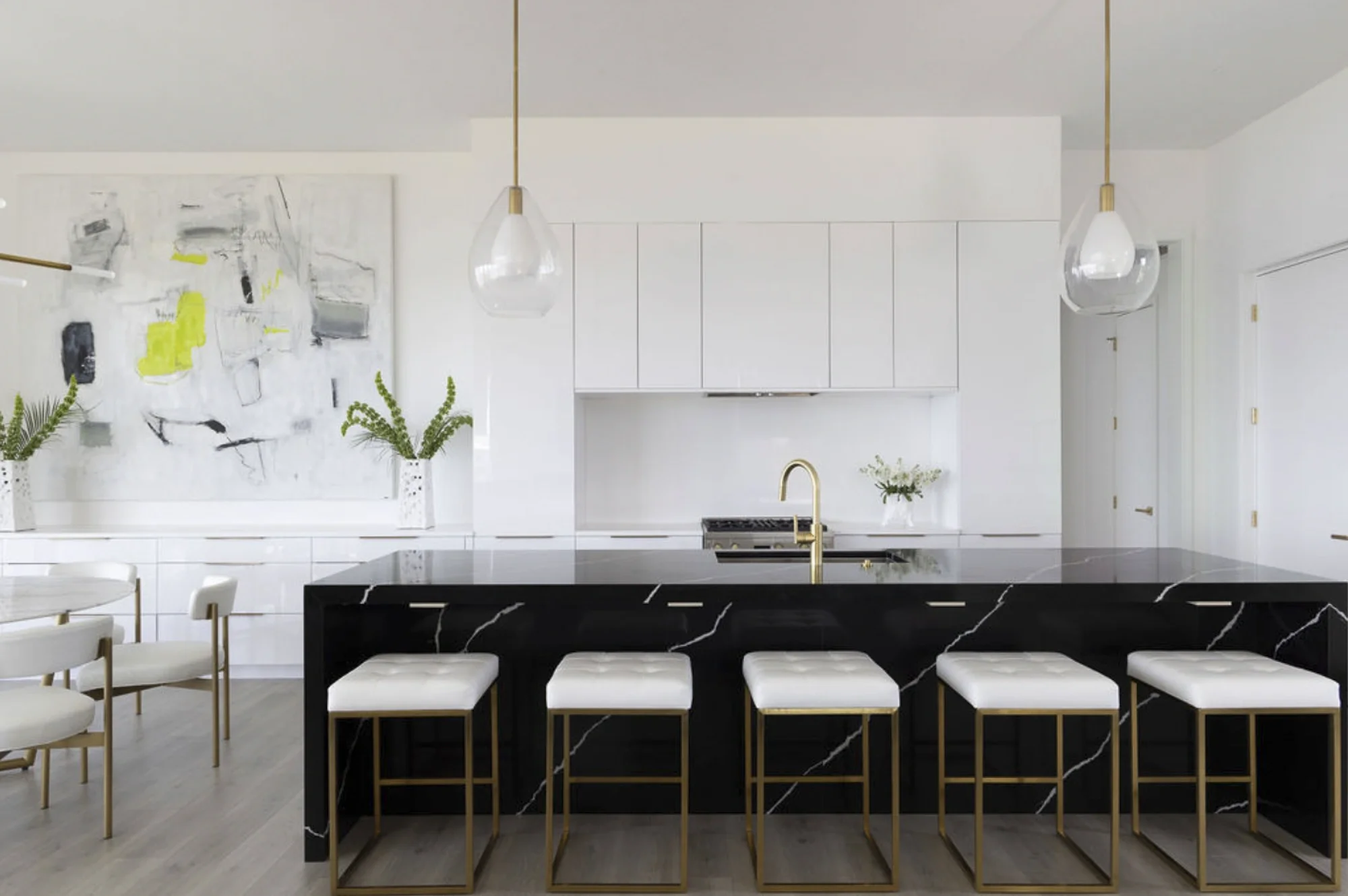 Designer: Villa Vici
Space: Private Residence, Dining Room
Artist: Tracey Mose, UE Edit
