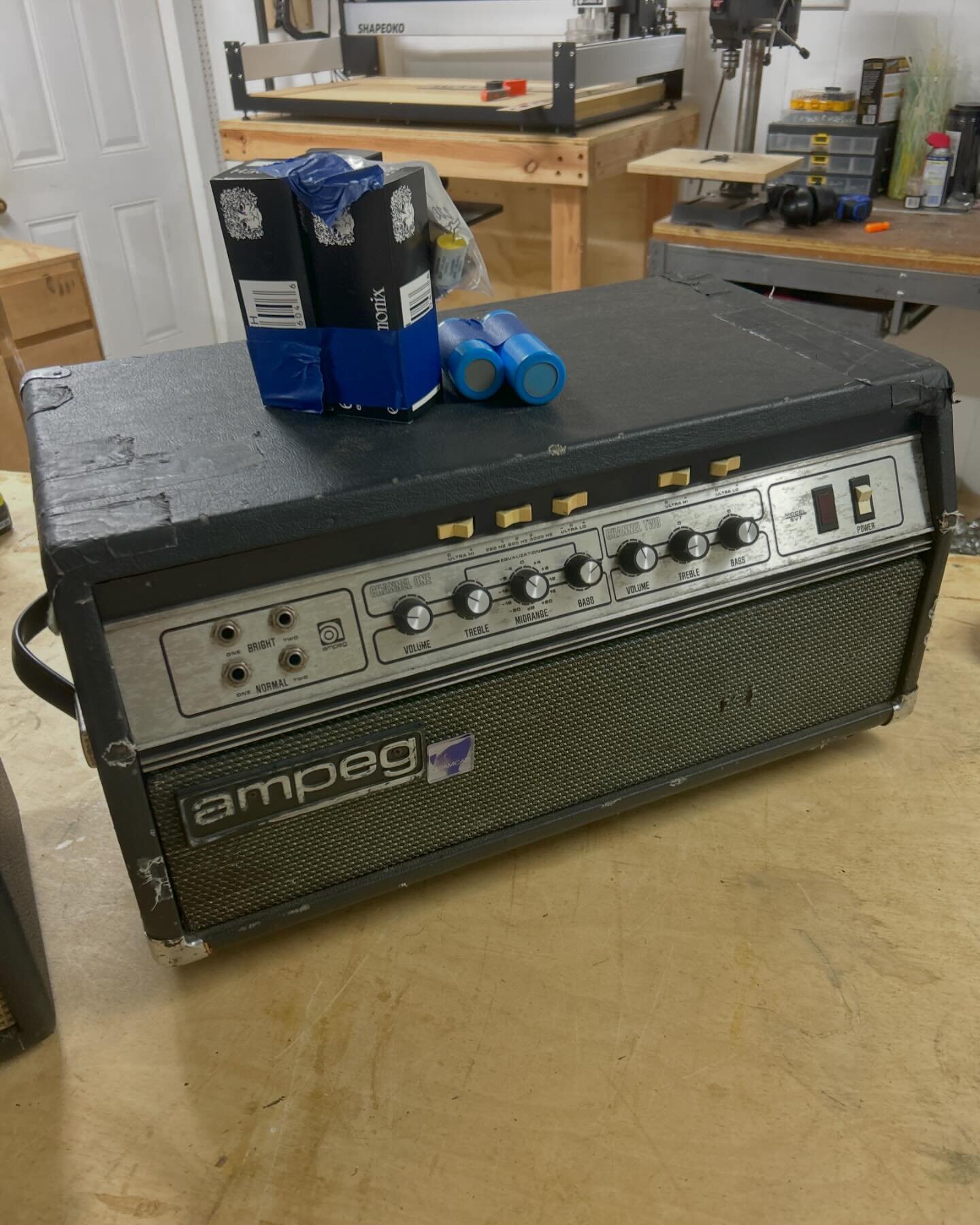 Spent the day diving into the world of vintage amps! Worked on a '70s Ampeg SVT, addressing bad 6550s &amp; 12ax7, replacing plate resistors, and upgrading power filter caps. Delved into a Blackface Fender Deluxe, fixing its Octocoupler. Resurrected 