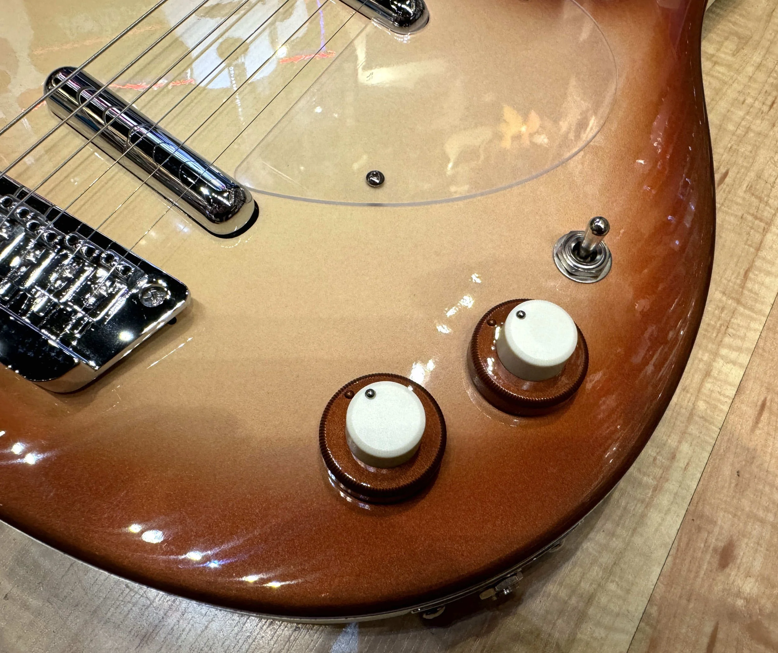 Tone controls of the Danelectro Longhorn Guitar in Copper Burst
