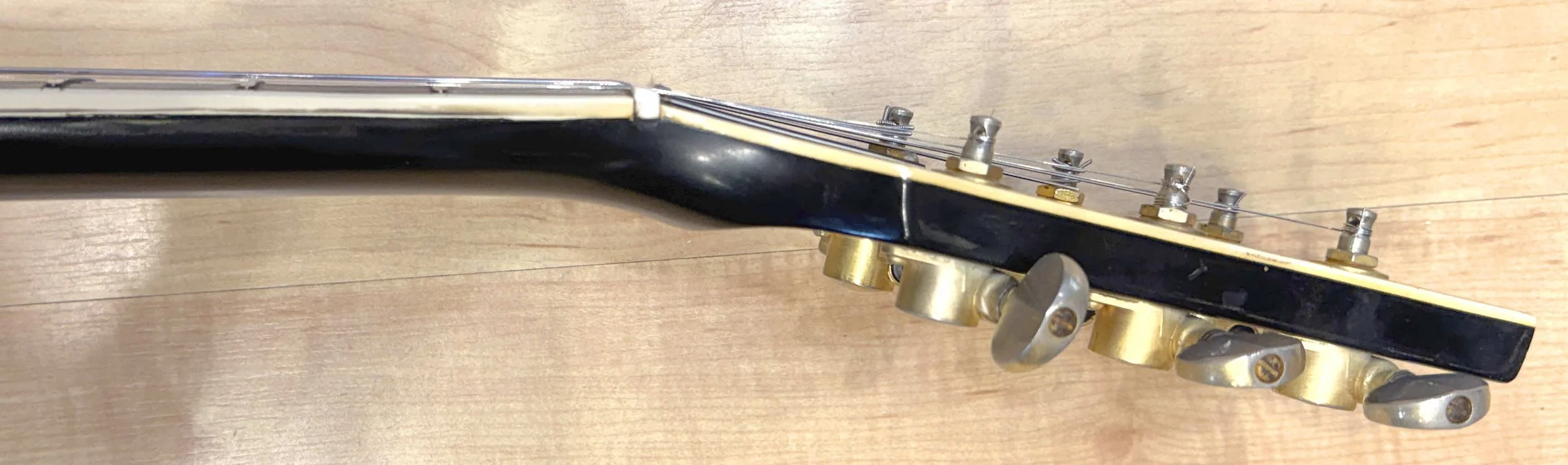 Left side of the headstock of the Vintage 1971 Gibson Les Paul Custom Black Beauty ‘Fretless Wonder’