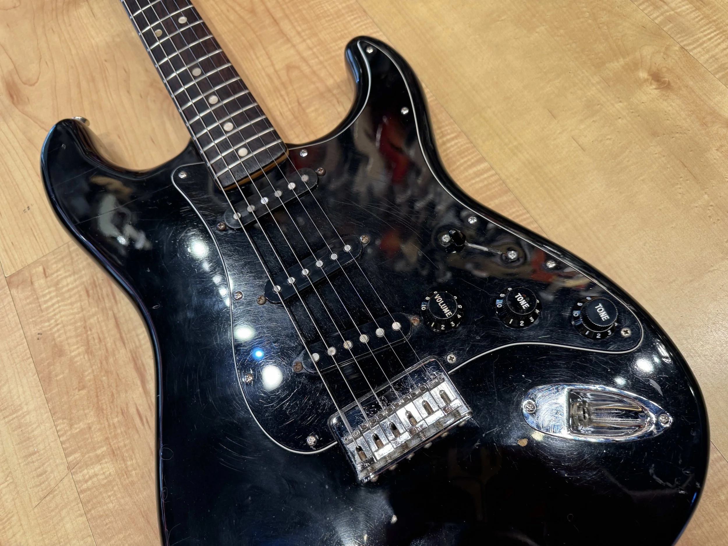 Strings of the Vintage 1979 Fender Stratocaster Hardtail Electric Guitar In Black