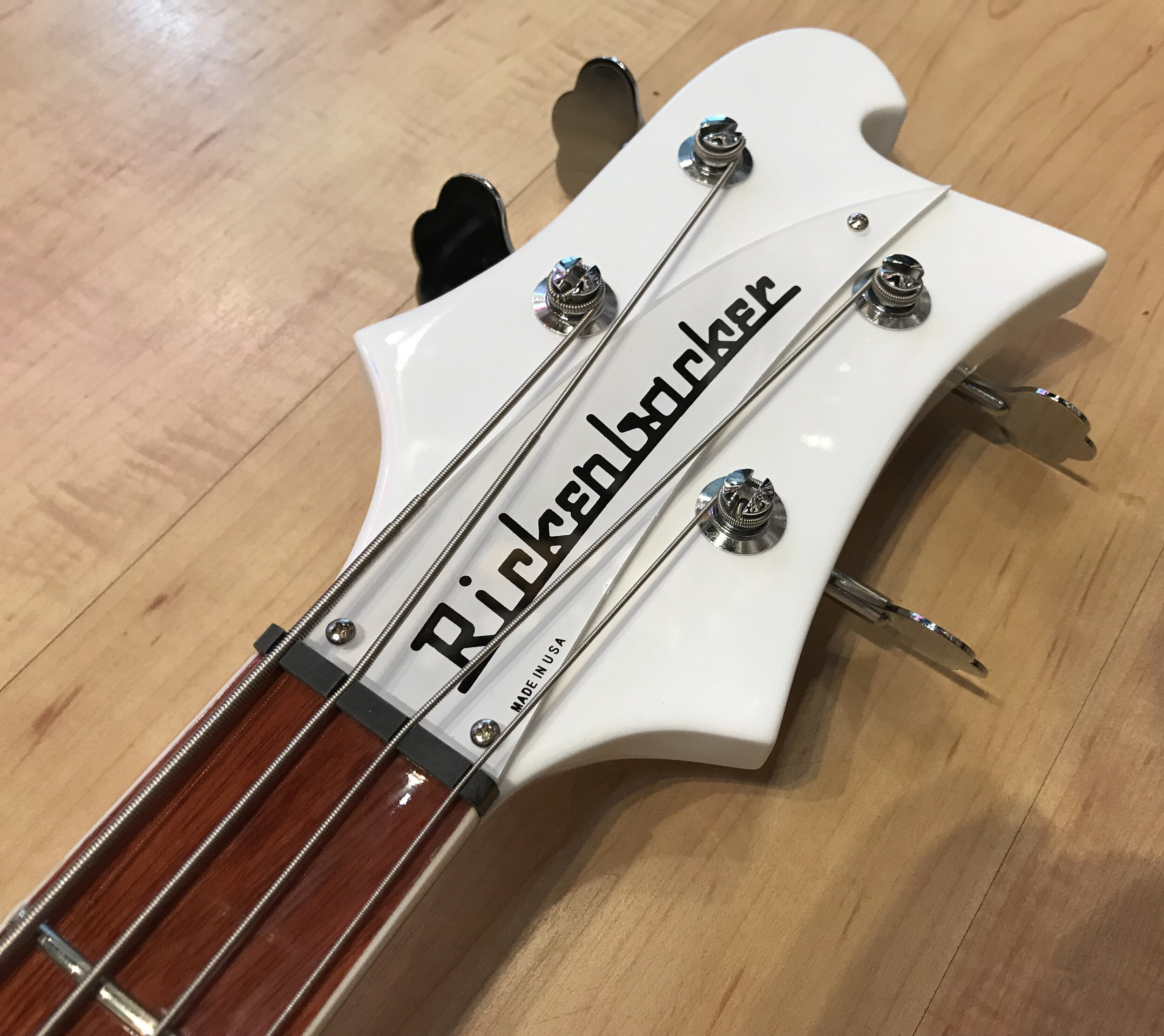Rickenbacker_4003_CB_VP_Limited_Edition_Fab_Gear_Model_2018_Exclusive_SnoGlo_Snow_Glow_White_Bass_Guitar_73838.jpg