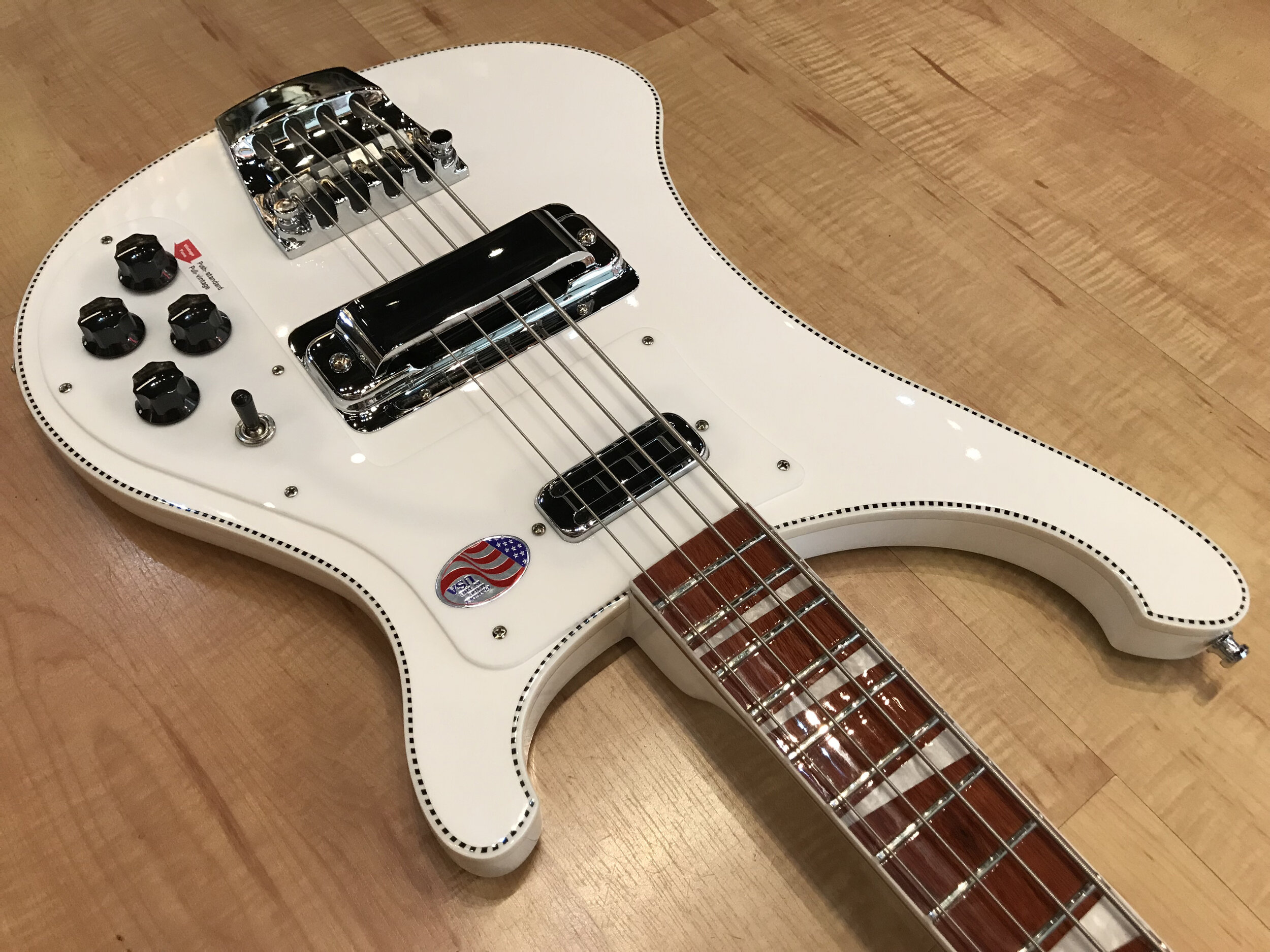 Rickenbacker_4003_CB_VP_Limited_Edition_Fab_Gear_Model_2018_Exclusive_SnoGlo_Snow_Glow_White_Bass_Guitar_74739.jpg