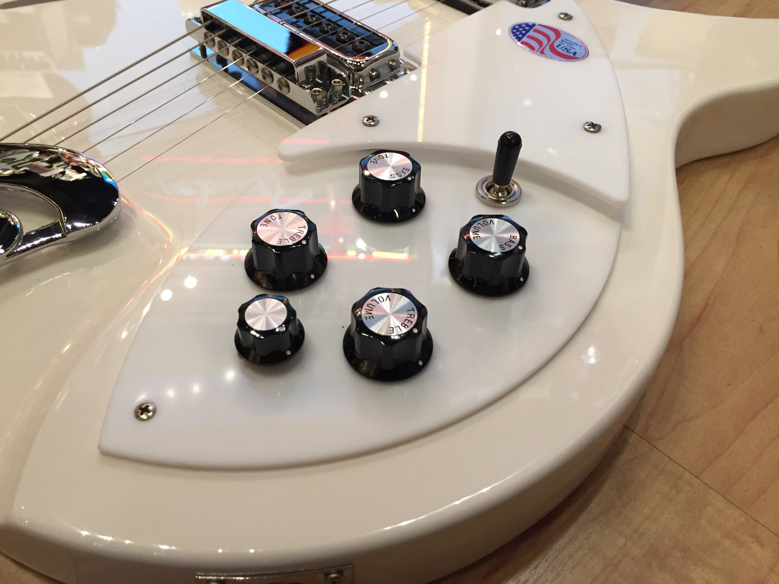 Rickenbacker_Fab_Gear_330_Snow_Glo_Limited_Edition_898.jpg