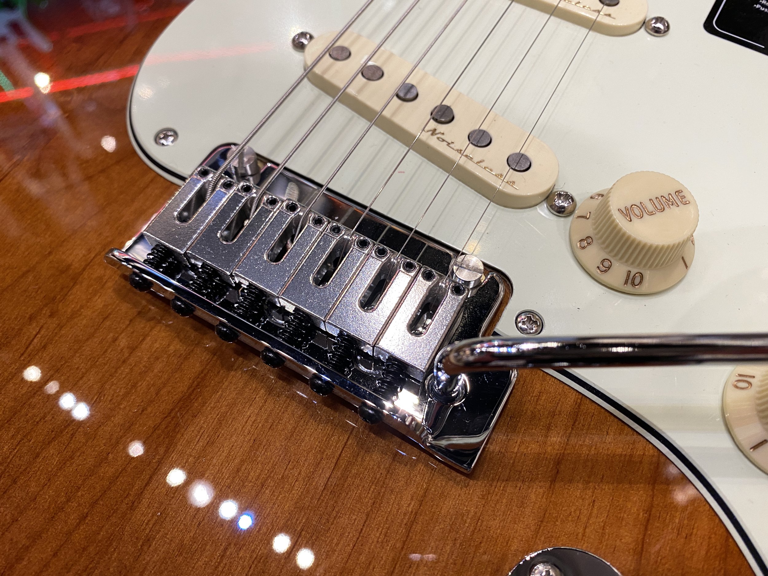 Fender_Player_Plus_Stratocaster_Three_color_Sunburst_10