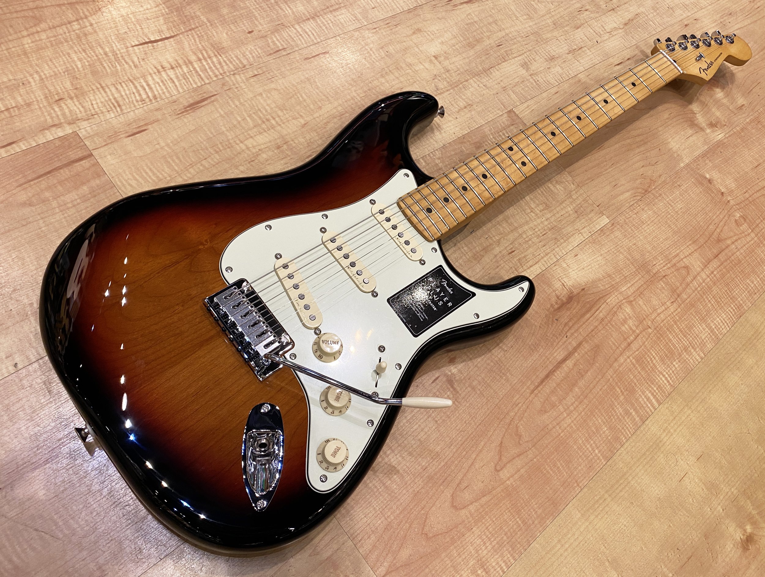 Fender_Player_Plus_Stratocaster_Three_color_Sunburst_7