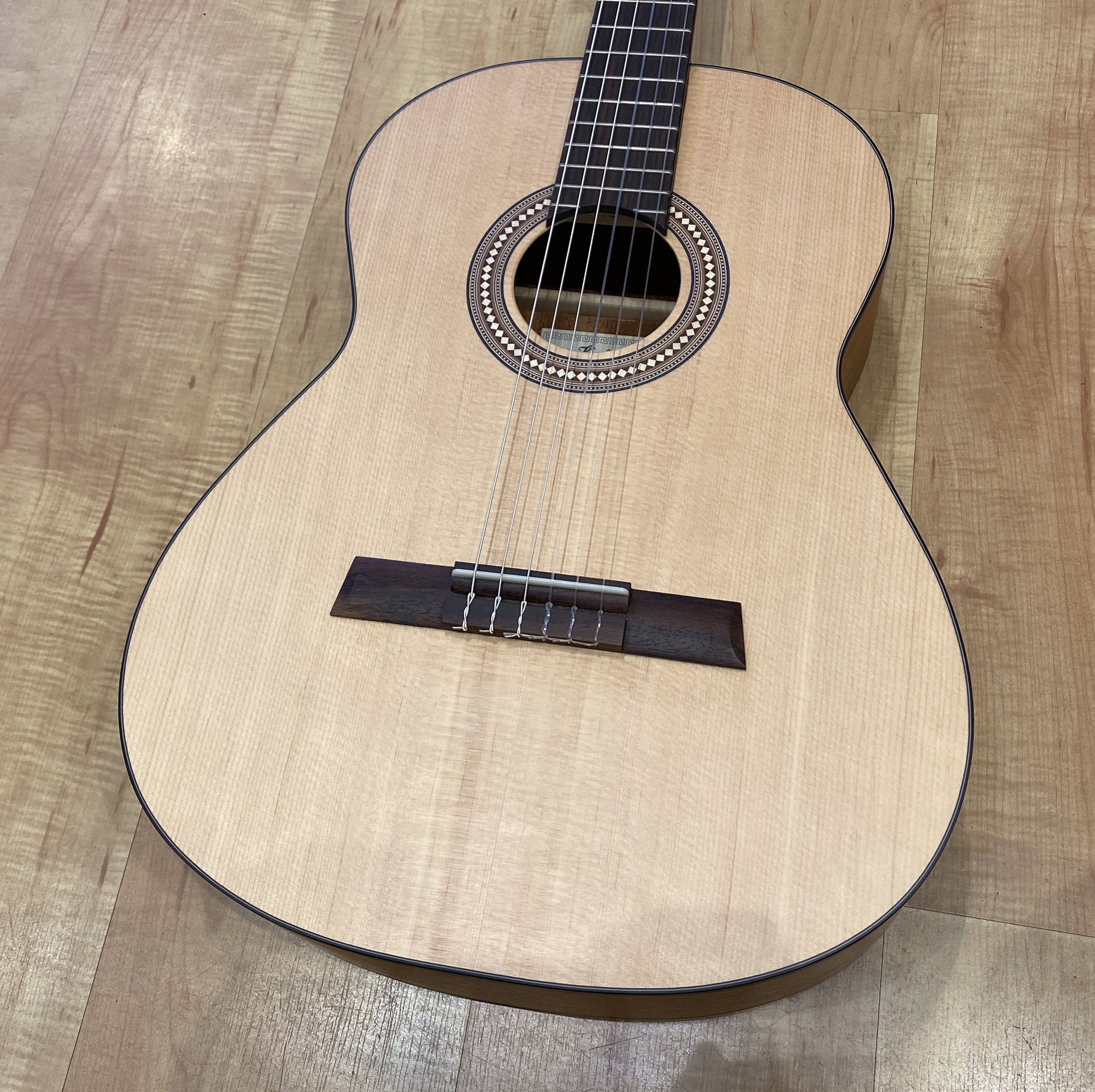 Hofner_Classic_series_HF13_S_Classical_Guitar_1.jpg