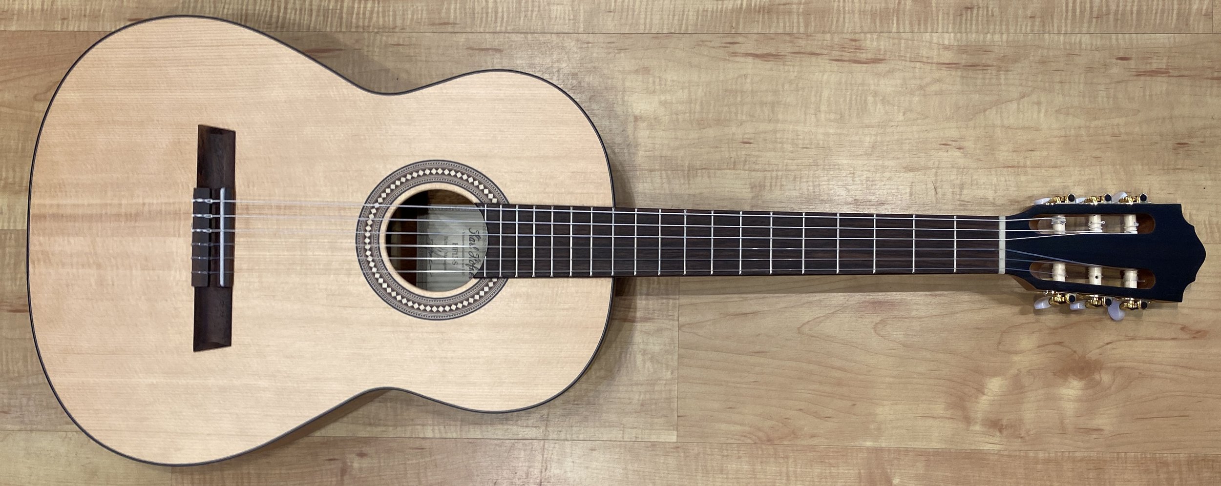 Hofner_Classic_series_HF13_S_Classical_Guitar_583953.jpg