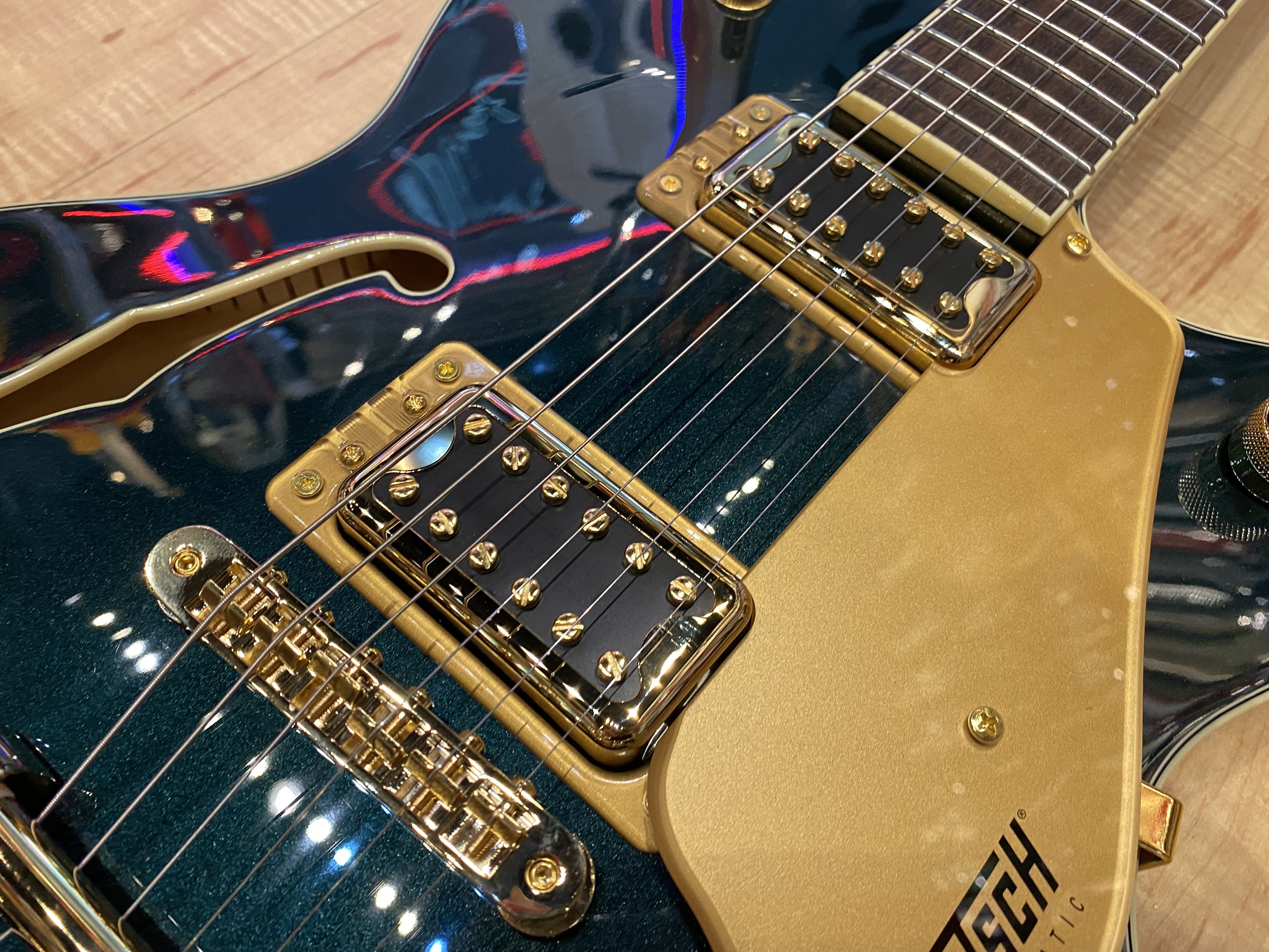 Gretsch_G5655TG_Electromatic_Center_Block_Jr_Single_Cut_with_Bigsby_and_Gold_Hardware_Laurel_Fingerboard_Cadillac_Green_7