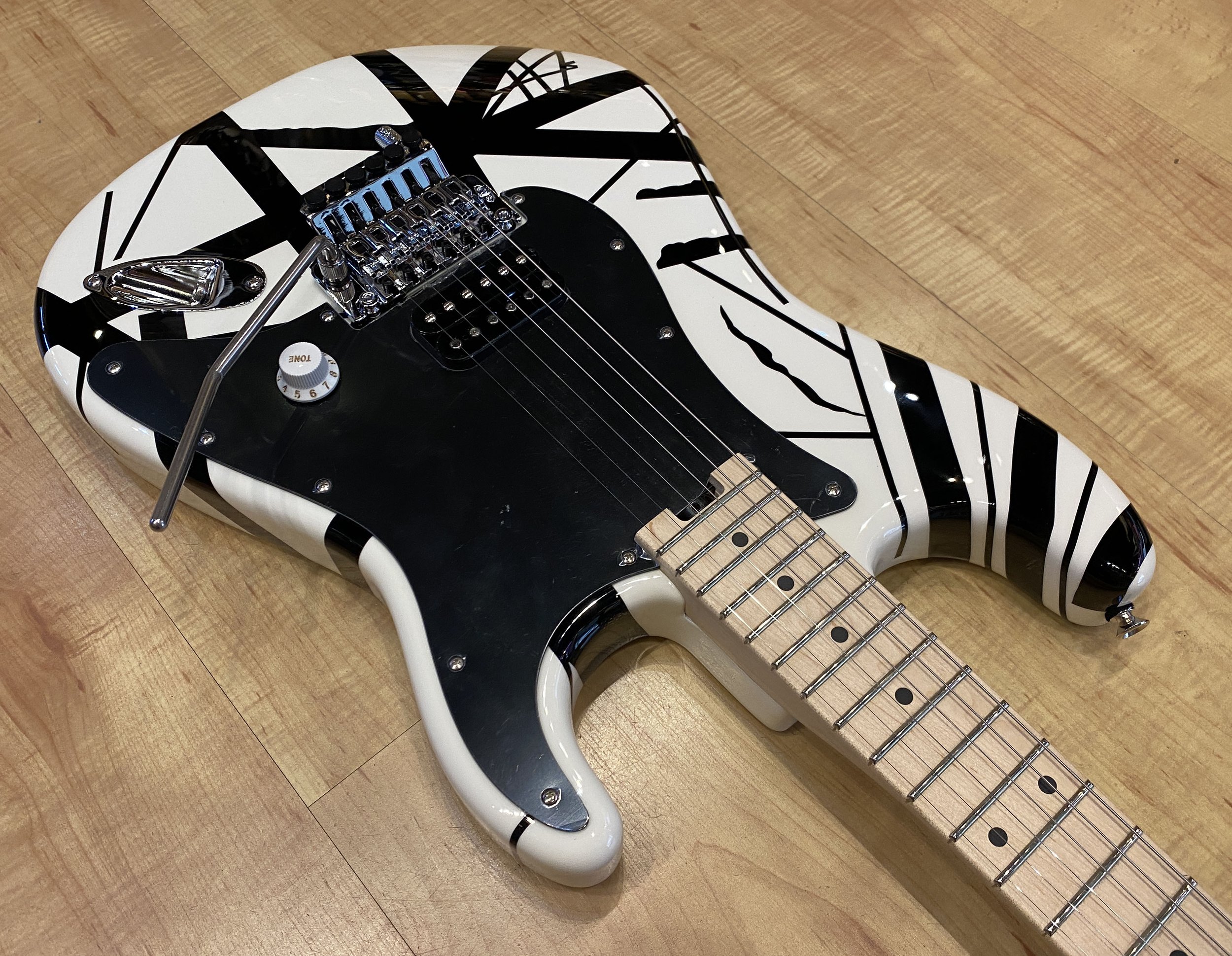EVH_Striped_Series_White_with_Back_Stripes_6
