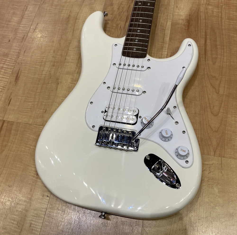 Squier_Bullet_Strat_HT_White_E