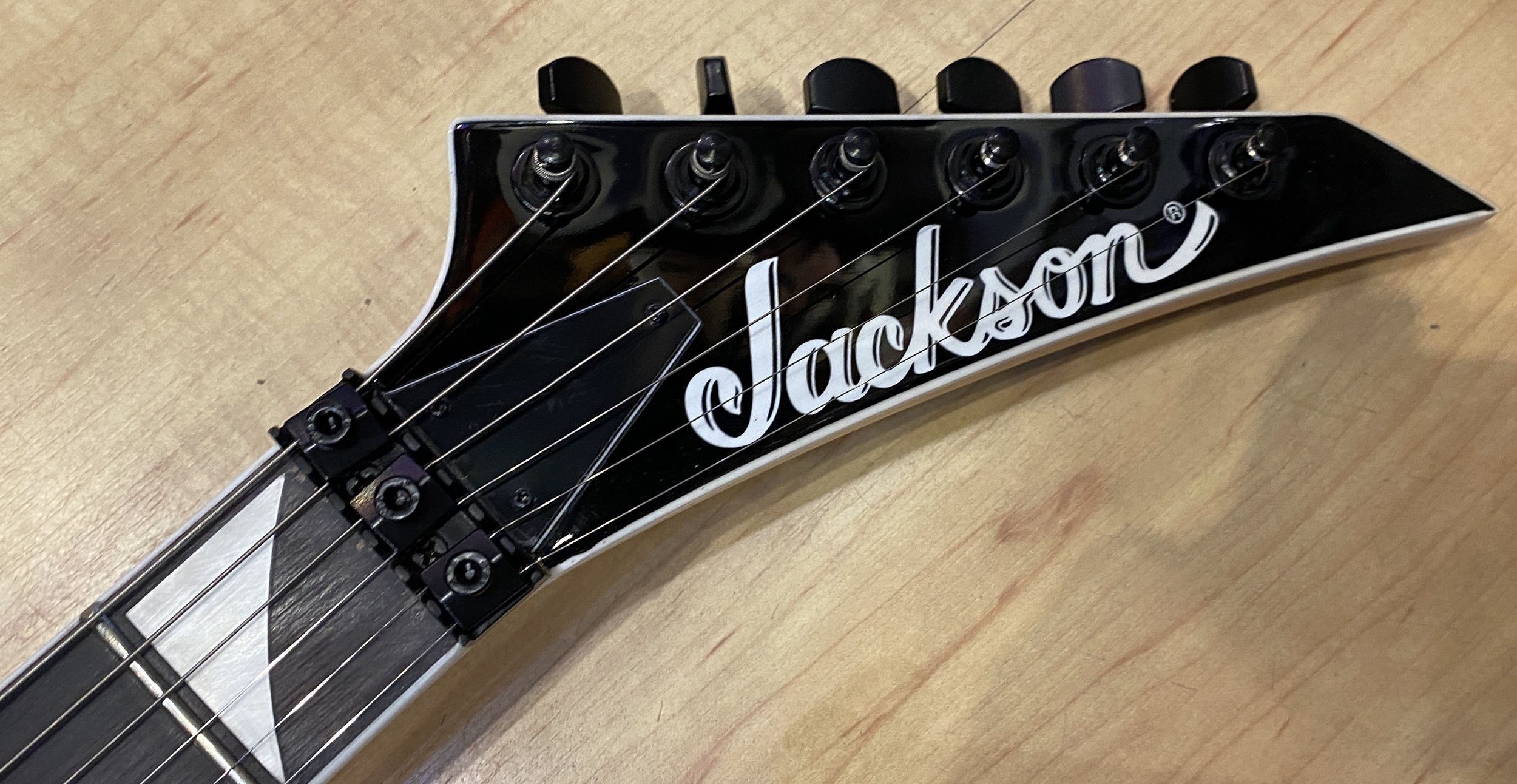 Jackson_JS_Series_Dinky_Arch_Top_JS32Q_DKA_Quilt_Top_Transparent_Purple_Burst_9226.jpg