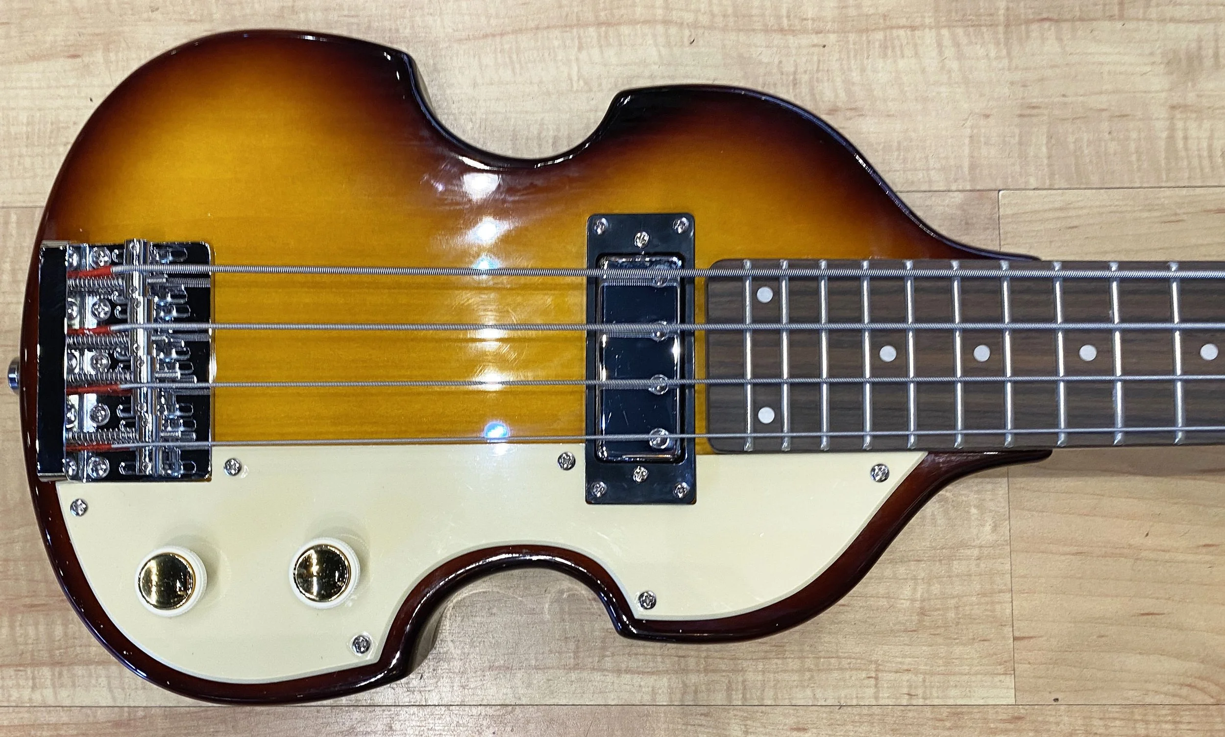 Hofner Shorty Violin Short Scale Bass Sunburst — Andy Babiuk 