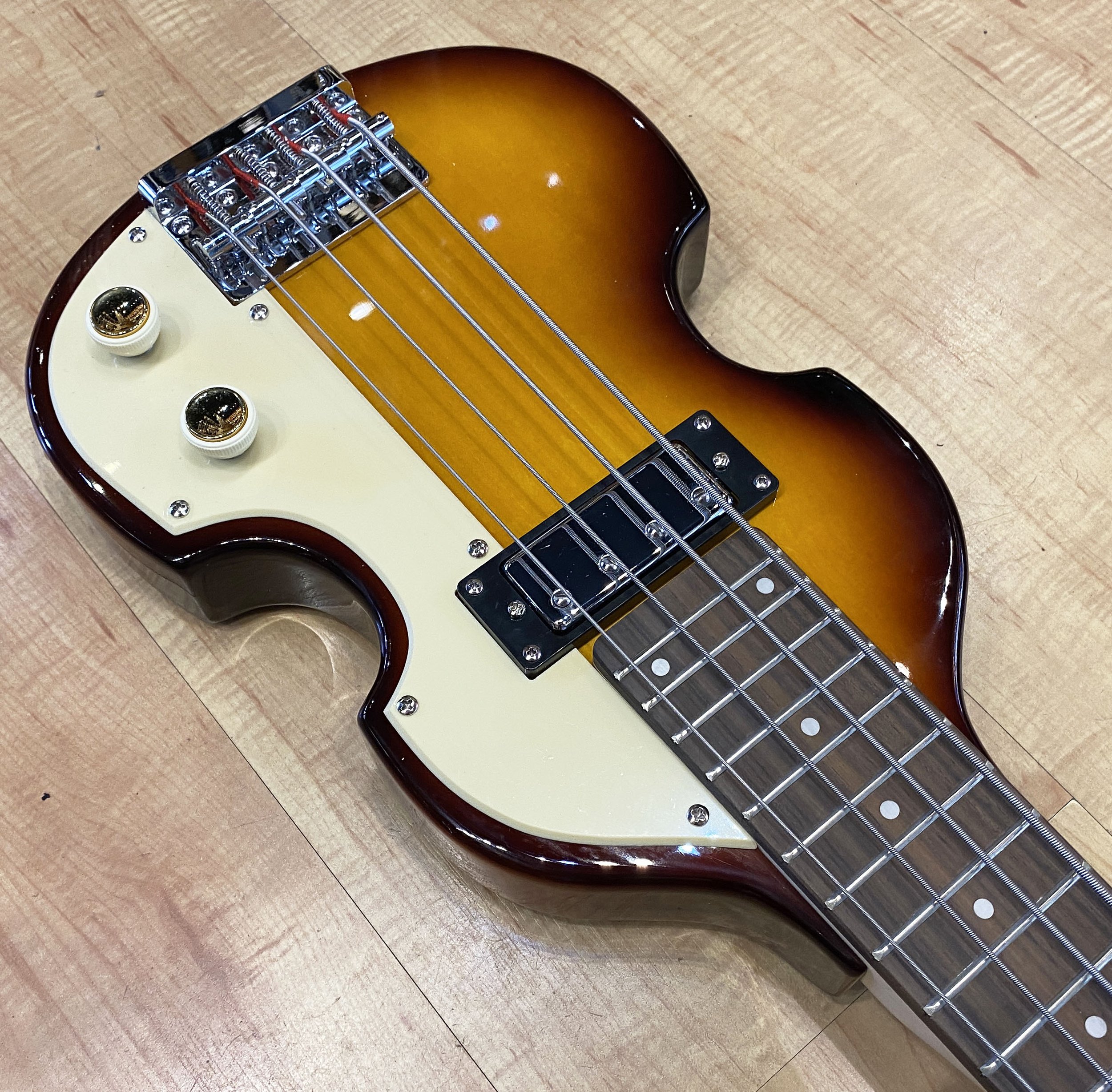 Höfner_Shorty_Violin_Bass_Short_Scale_4887.jpg