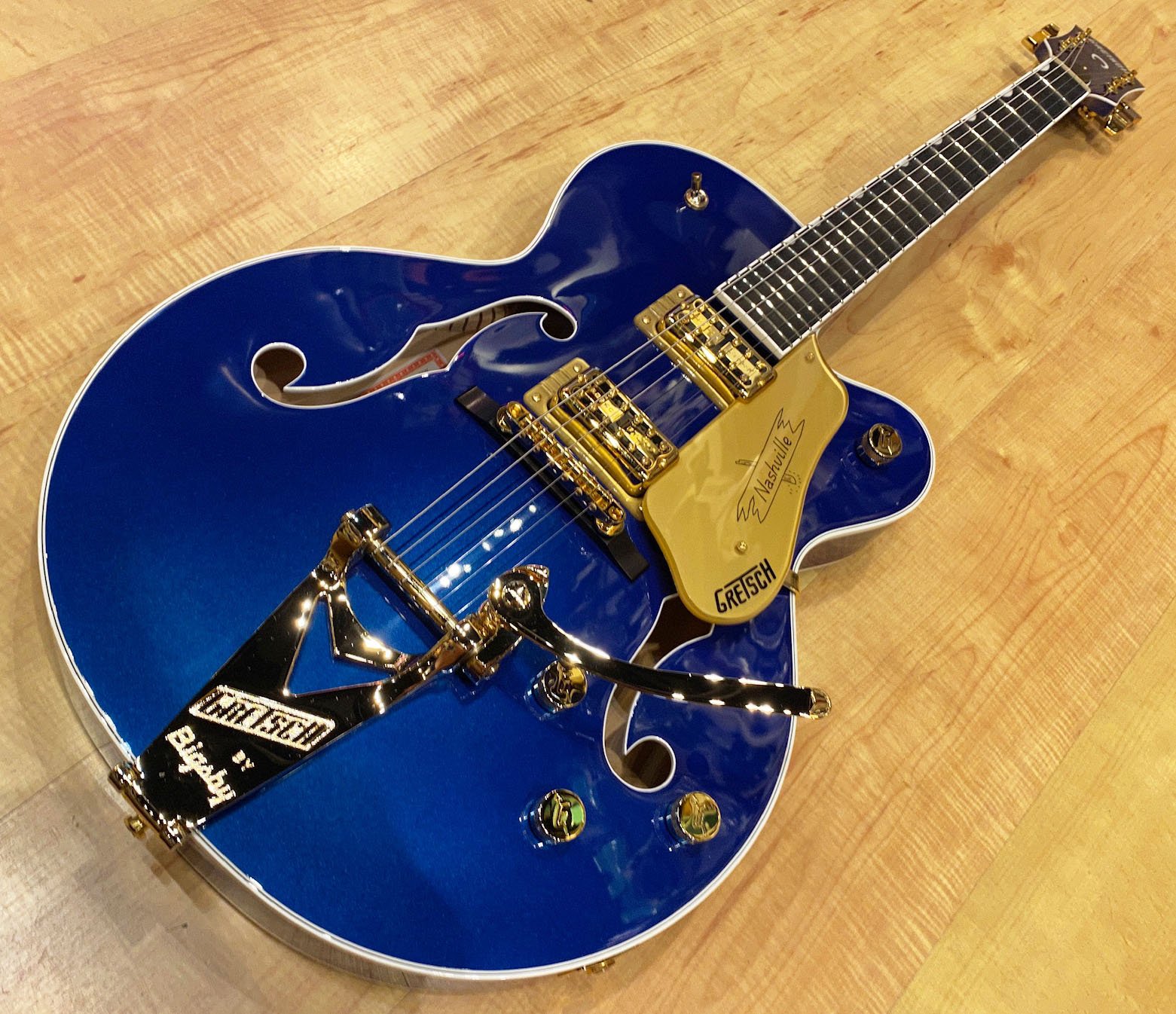 Gretsch_G6120TG_Players_Edition_Nashville_Hollow_Body_with_String_Thru_Bigsby_Gold_Hardware_Ebony_Fingerboard_Azure_Metallic_Blue_7