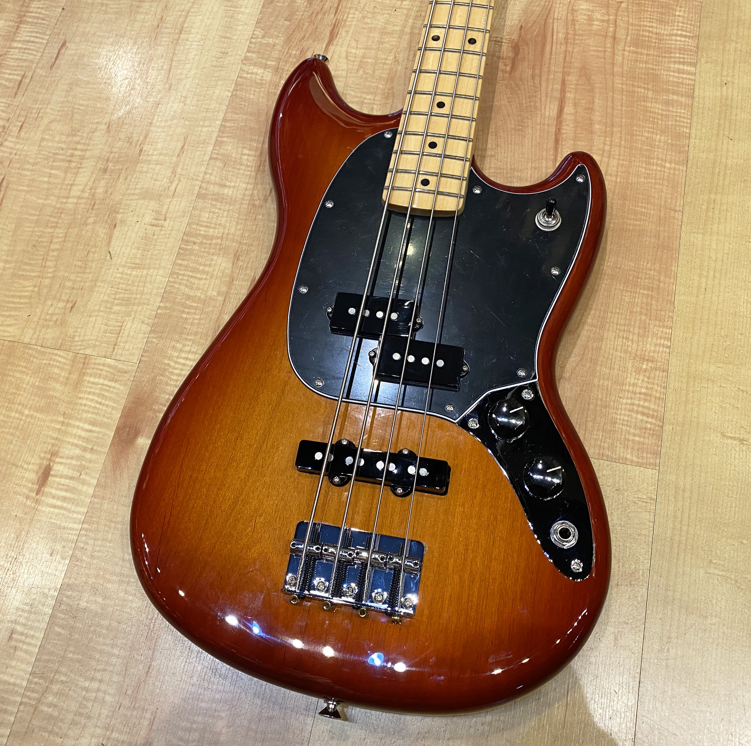 Fender / Player Mustang Maple サンバースト-