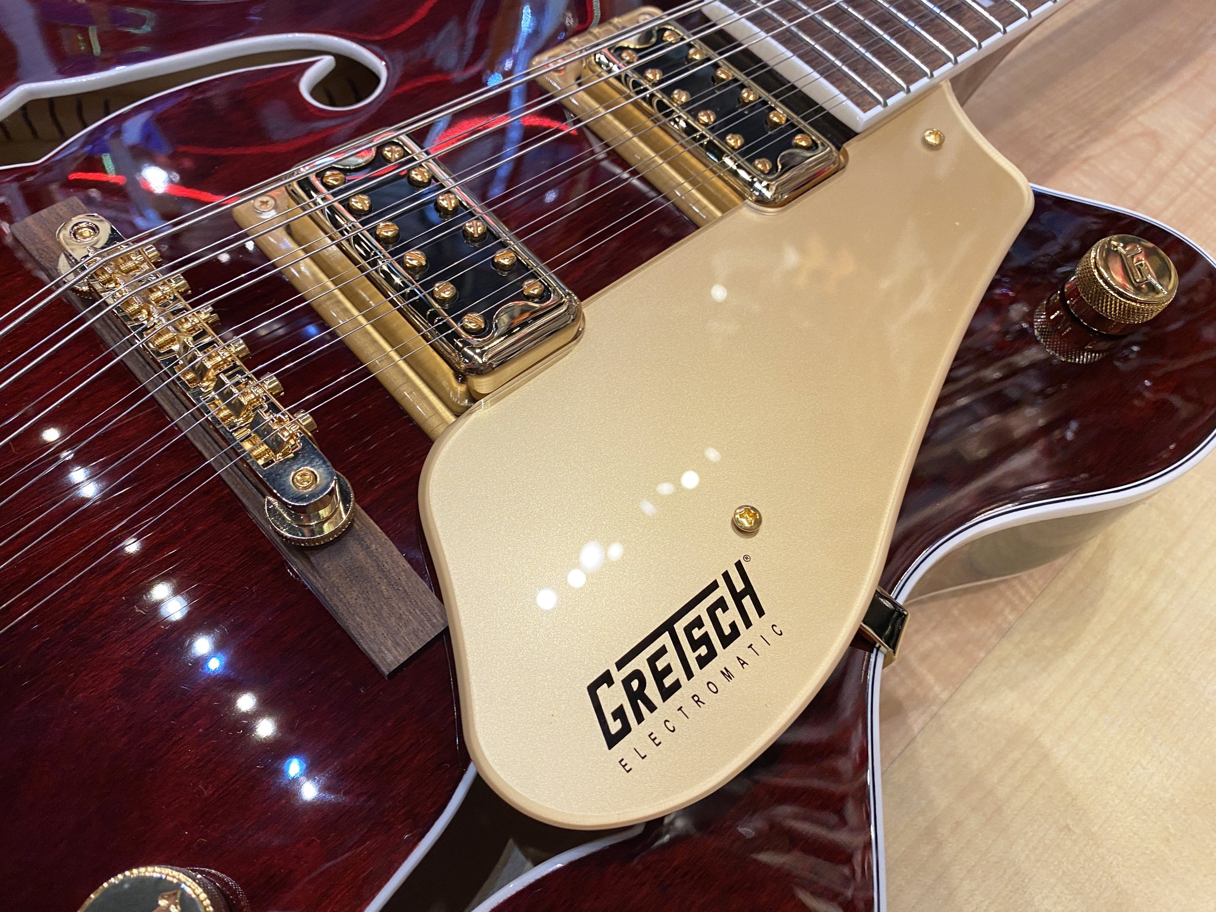 Gretsch_G5422G_12_Electromatic_Classic_Hollow_Body_Double_Cut_12_String_with_Gold_Hardware_Laurel_Fingerboard_Walnut_Stain_10