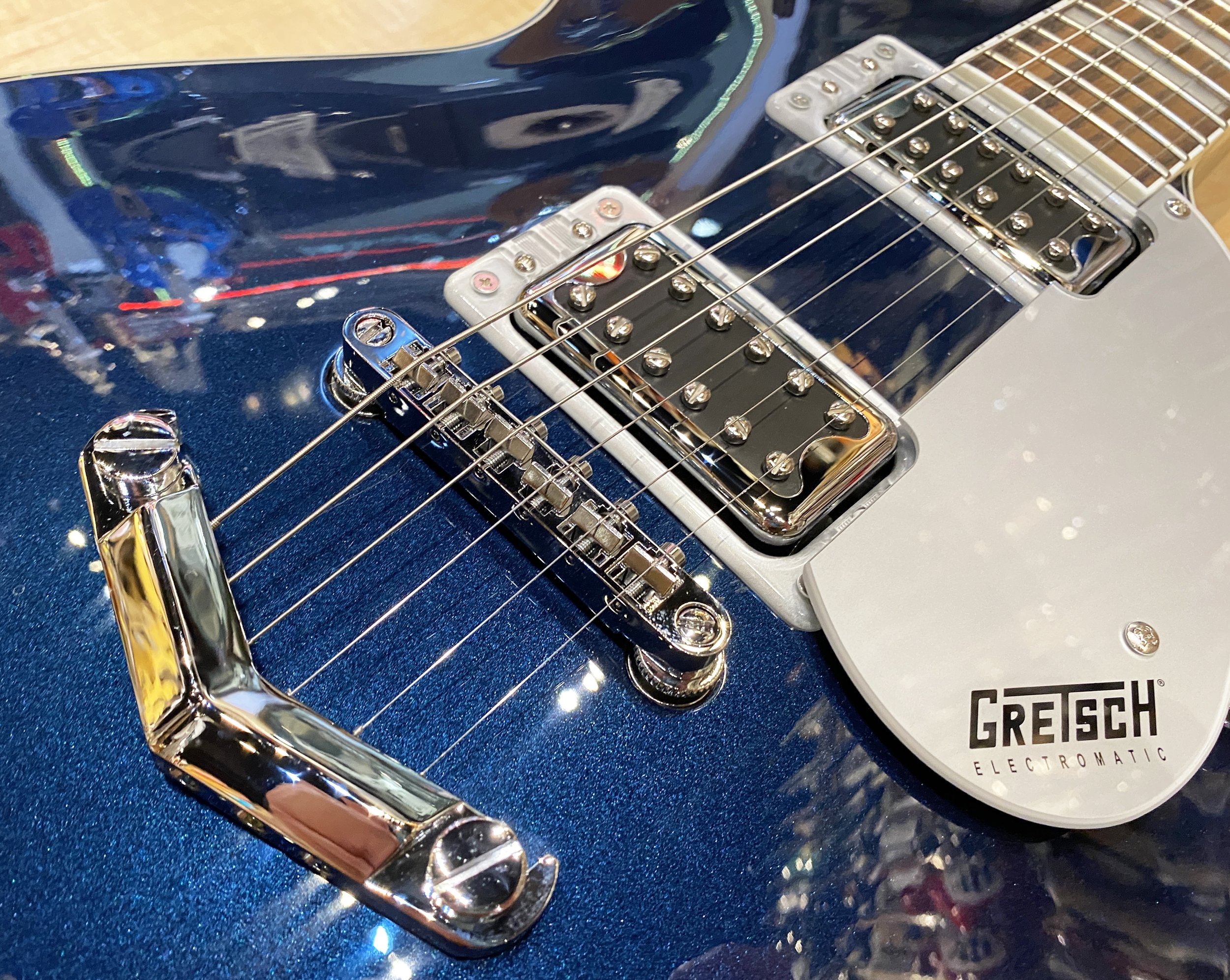 Gretsch_G5220_Electromatic_Jet_BT_Single_Cut_with_V_Stoptail_Laurel_Fingerboard_Midnight_Sapphire_Blue_Electric_Guitar_9