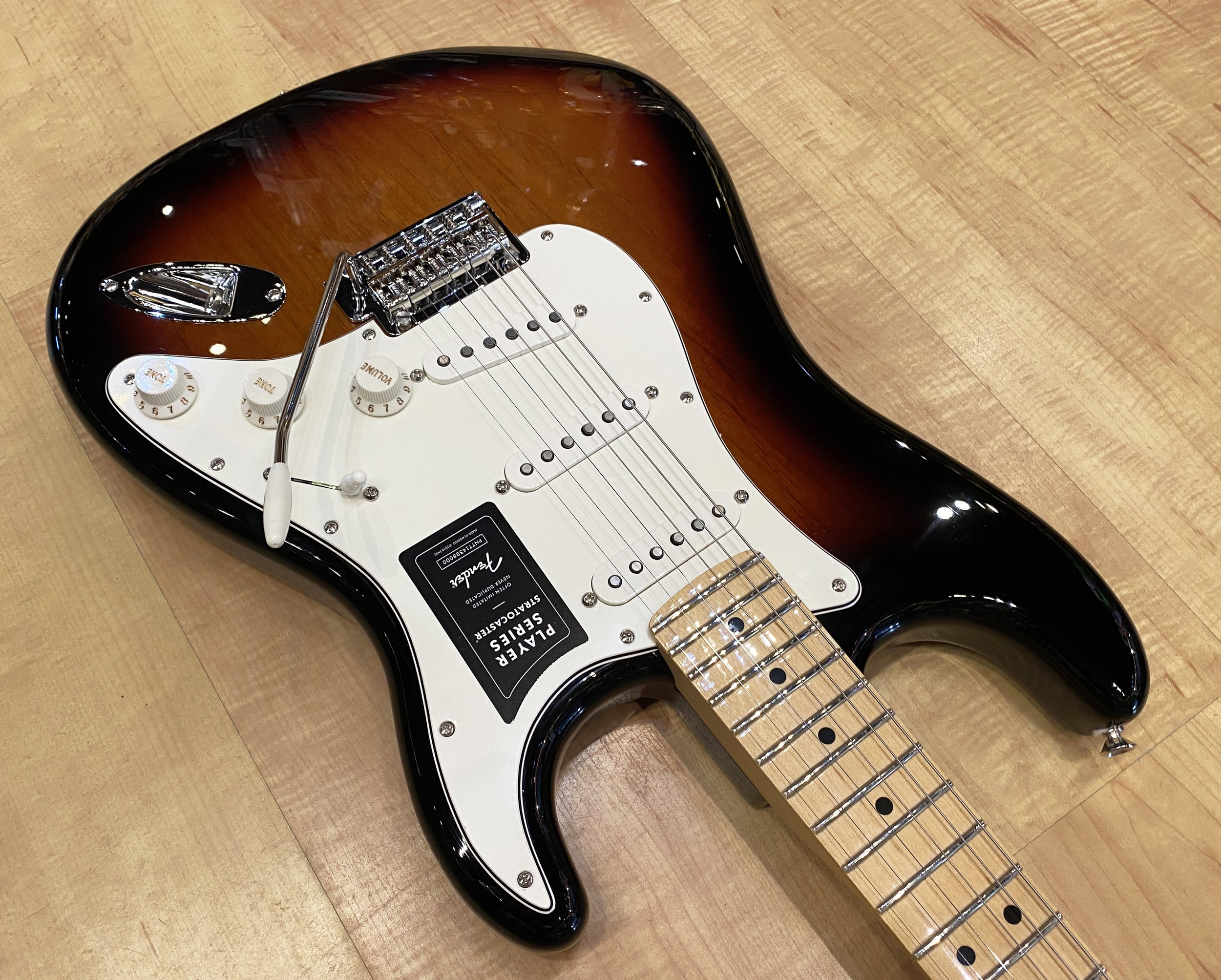 Fender_Player_Series_Stratocaster_3_Color_Sunburst_8