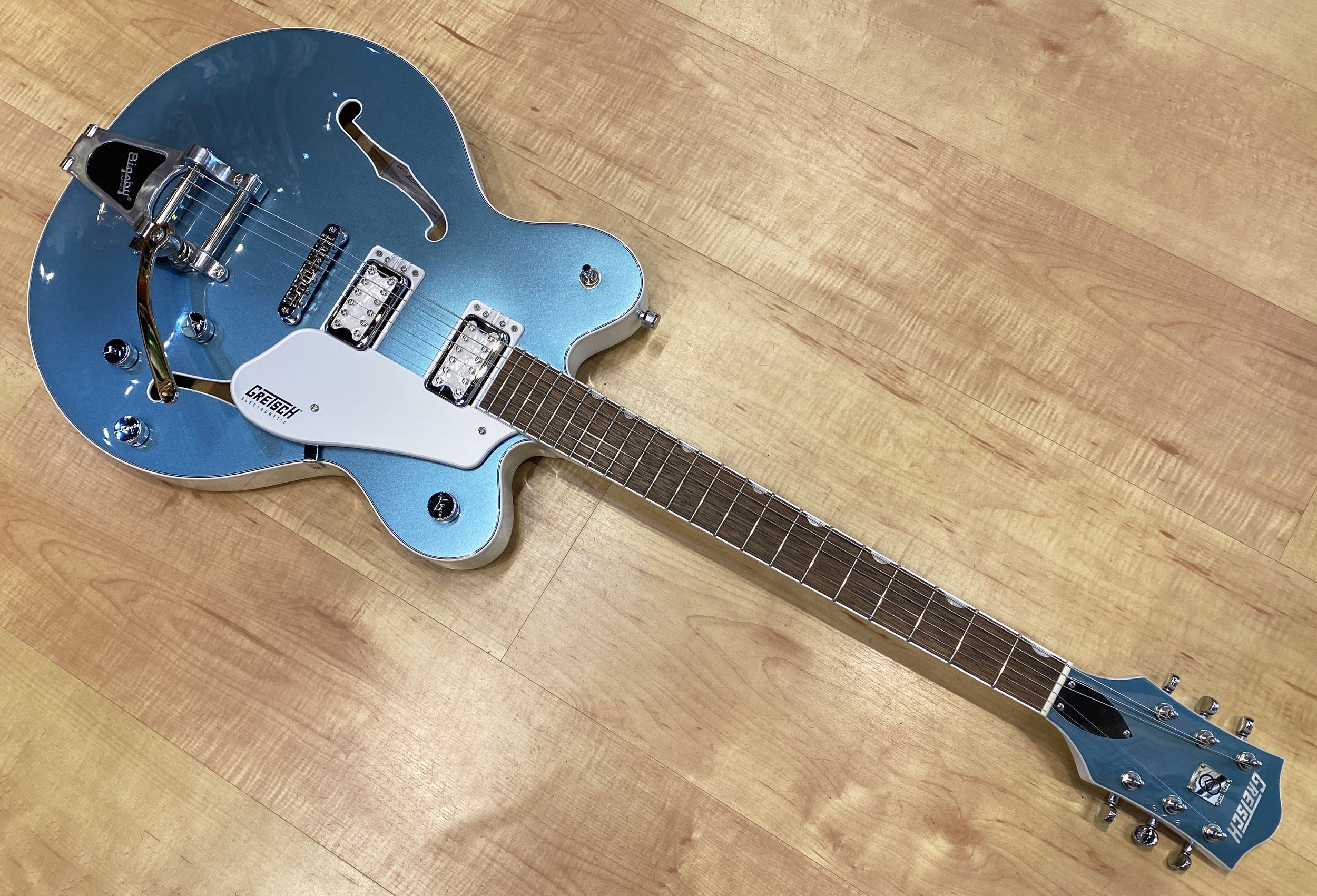 Gretsch_G5622T140_Electromatic_140th_Double_Platinum_Center_Block_with_Bigsby_Laurel_Fingerboard_Two_Tone_Stone_Platinum_Pearl_Platinum_8
