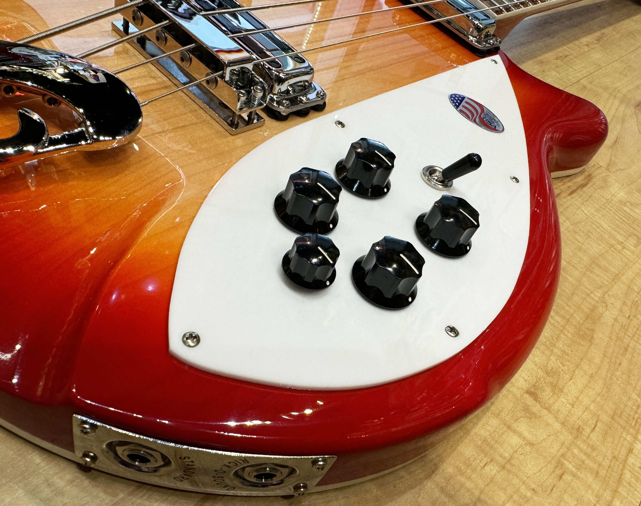 Tone Controls of the Rickenbacker 4005V Hollow-Body Bass in FireGlo
