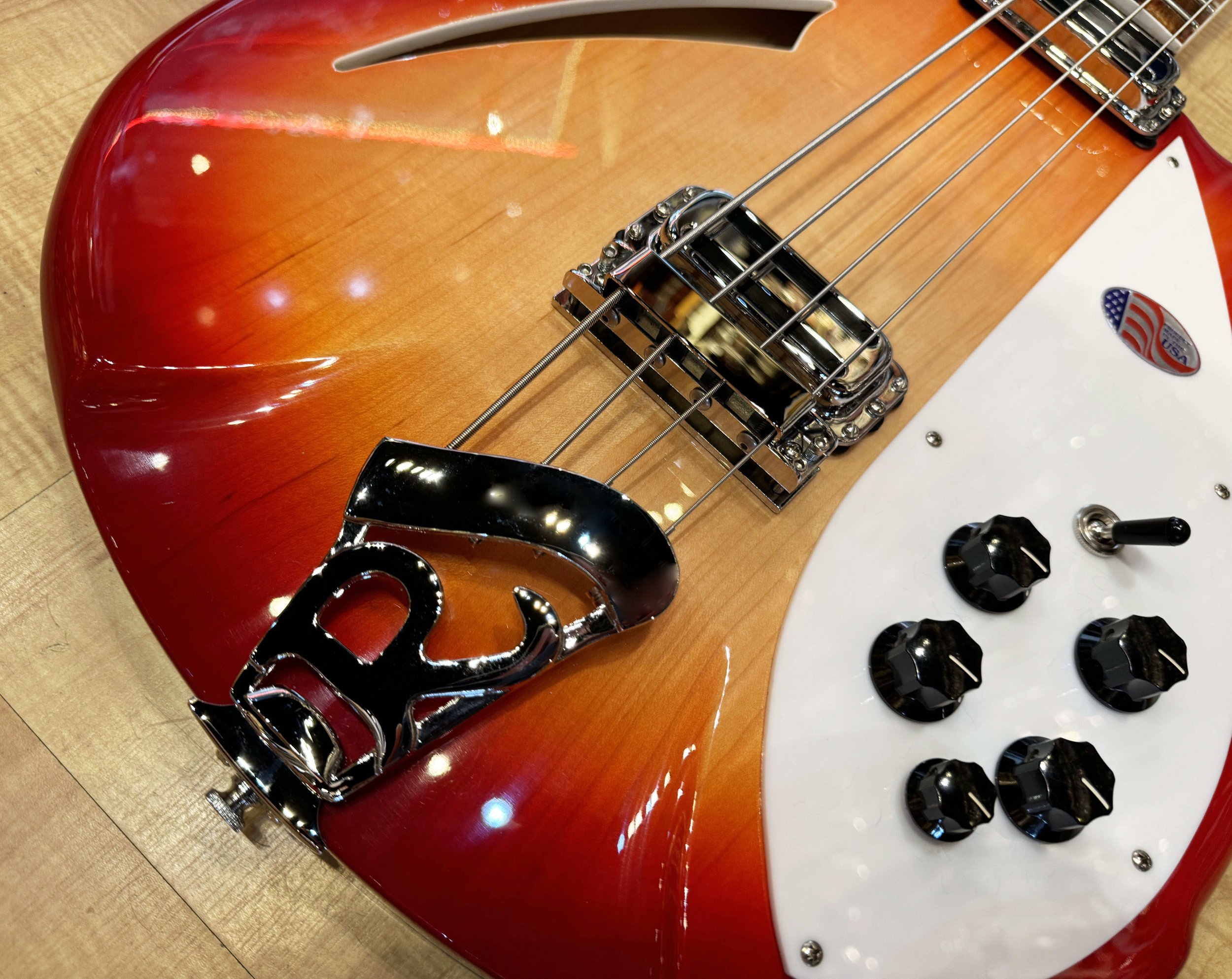 Tailpiece of the Rickenbacker 4005V Hollow-Body Bass in FireGlo