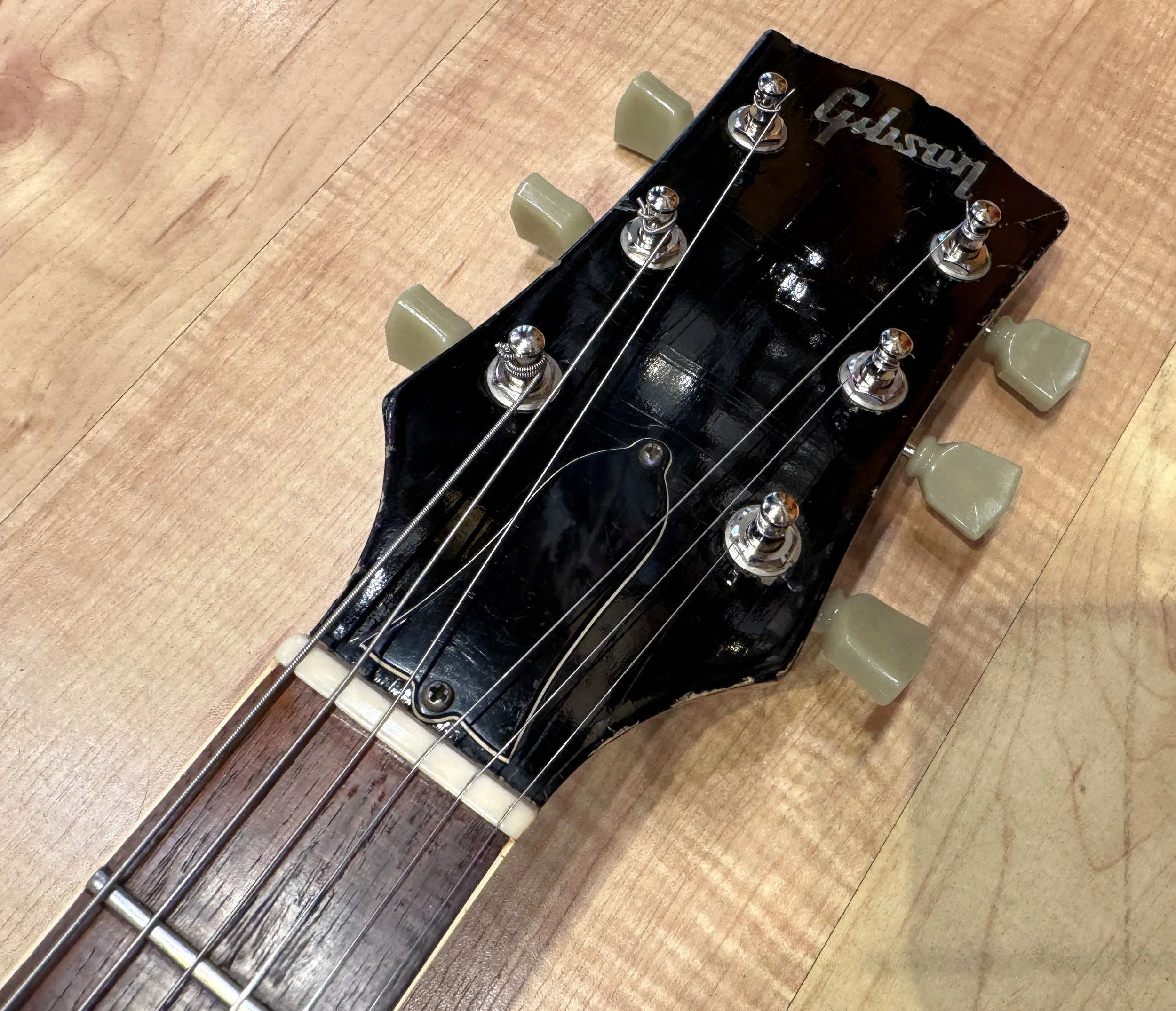Headstock of the Gibson Les Paul Standard Gold Top - Vintage 1969