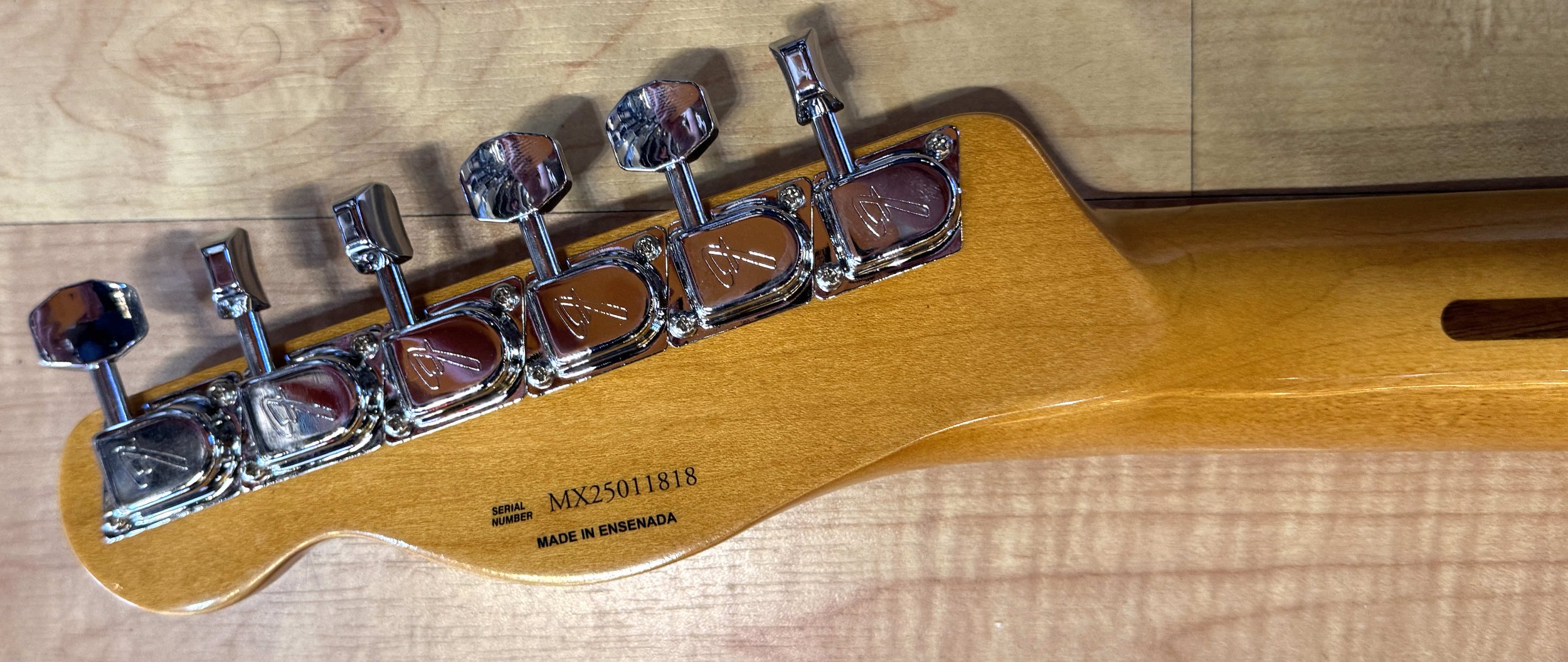 Tuners of the Fender Vintera II '60s Telecaster Thinline Semi-Hollow Electric Guitar 3-Color Sunburst Serial Number MX23041293