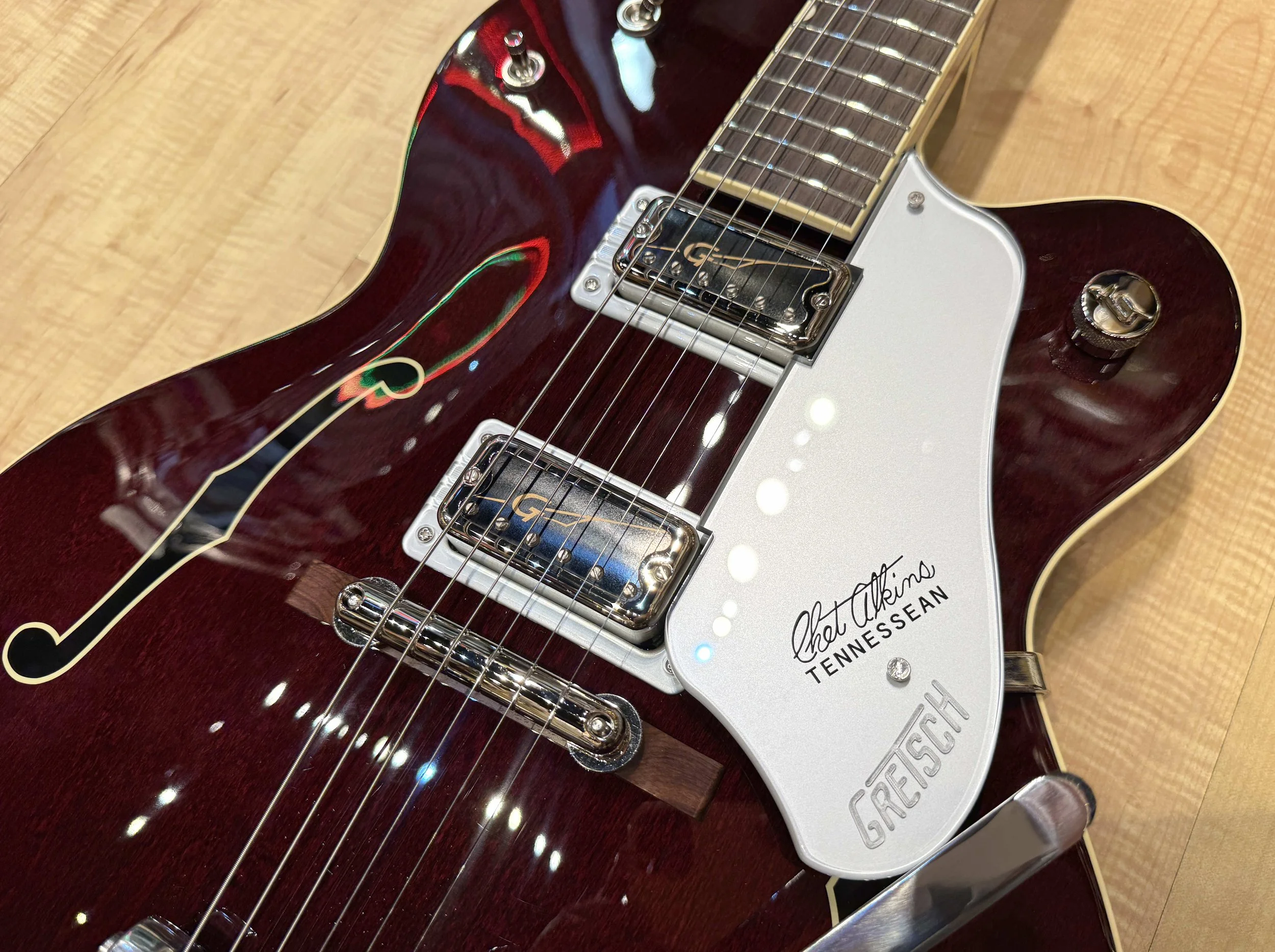 Close view of the Front of the Gretsch G6119T-62 Vintage Select Edition ’62 Tennessean Hollow Body with Bigsby Dark Cherry Stain Serial Number: JT25092847