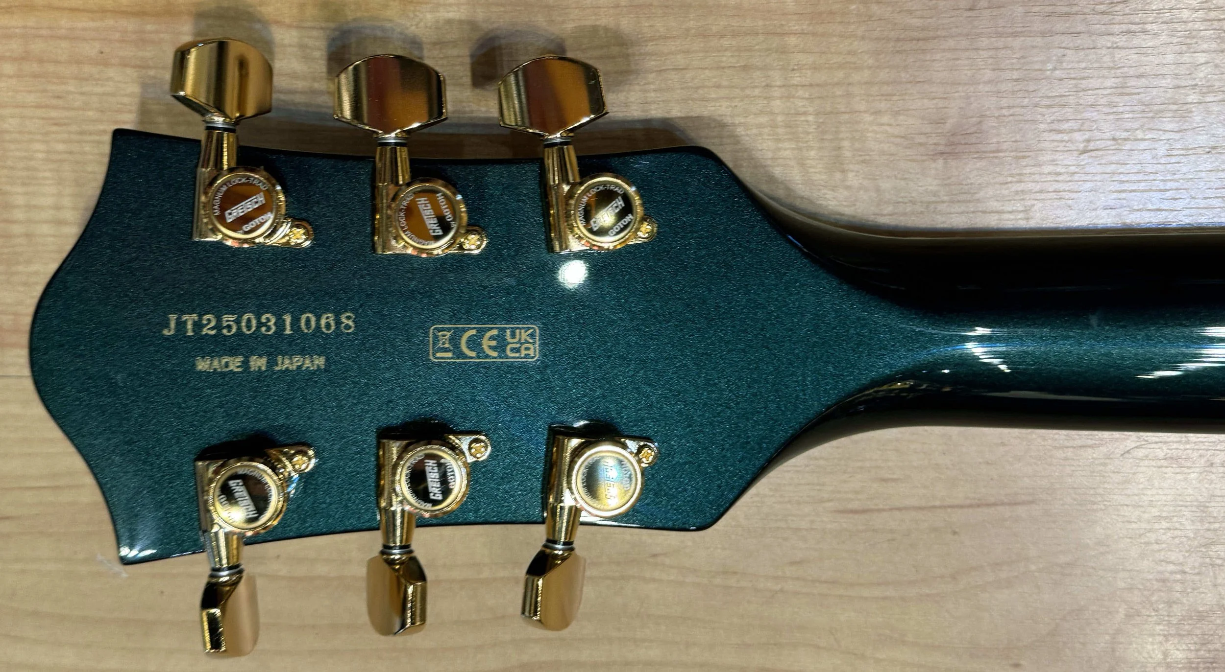 Tuners of the Gretsch 6120 Nashville Hollow Body with String-Thru Bigsby and Gold Hardware In Cadillac Green