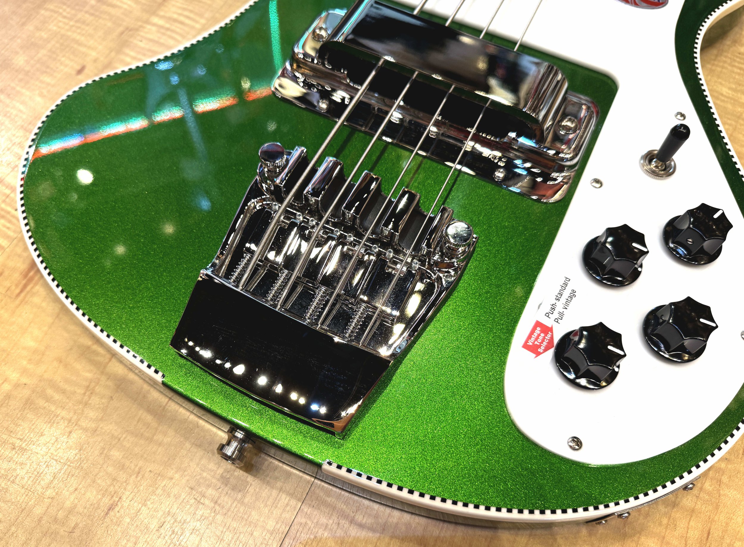 Rickenbacker_4003_CBVP_CAG_2025_Run_Three_Candy_apple_Green_Bass_3958.jpg