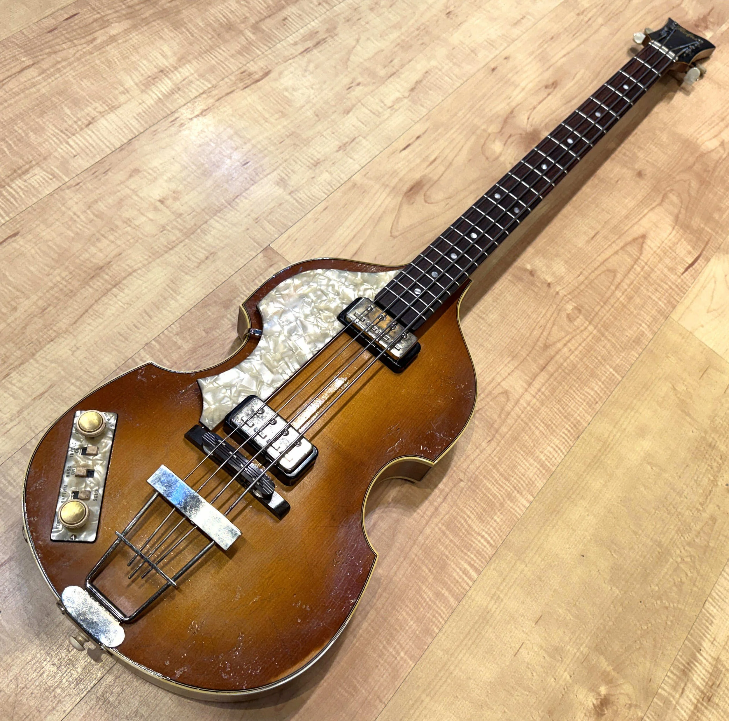 Hofner_500_1_left_Handed_beatle_Bass_relic_4404.jpg