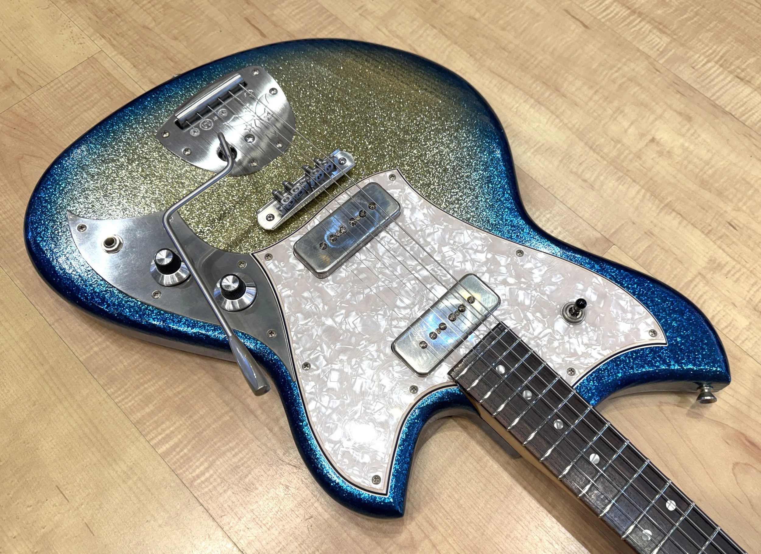 Novo_Custom_Series_Sirus_J_Surfburst_Sparkle_Electric_Guitar_New_In_Stock_With_Case_7707.jpg