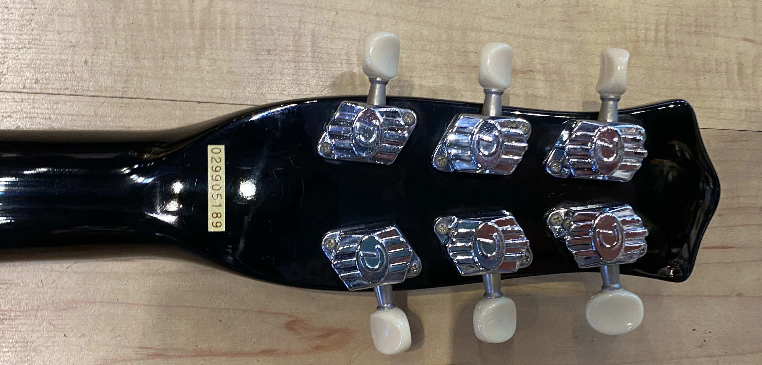 Tuners of the Danelectro '56 U-2 Baritone Guitar (Black) - Used 2002