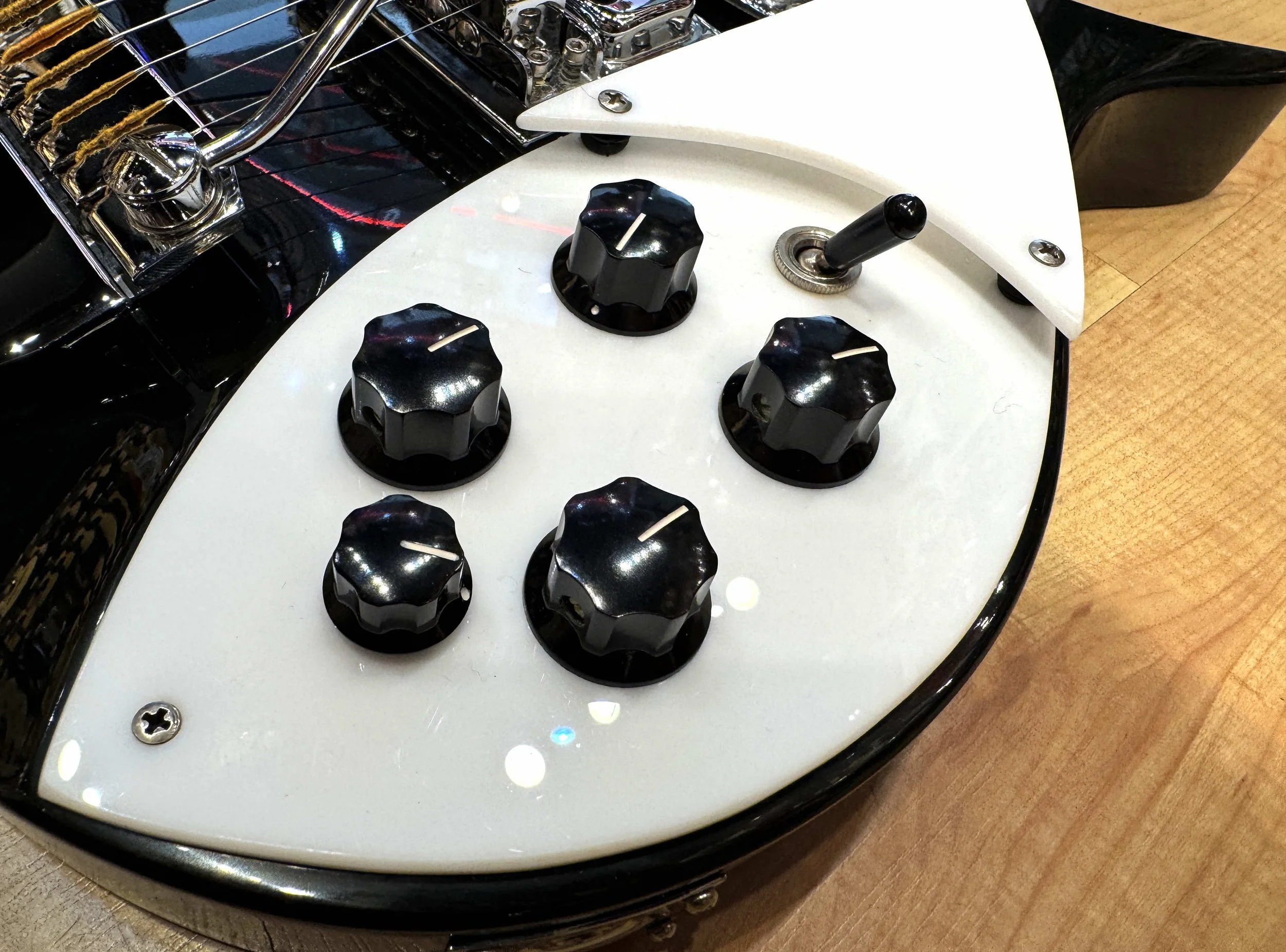 Knobs of the Rickenbacker 325V64 Short-Scale Electric Guitar (JetGlo) - Vintage 1984