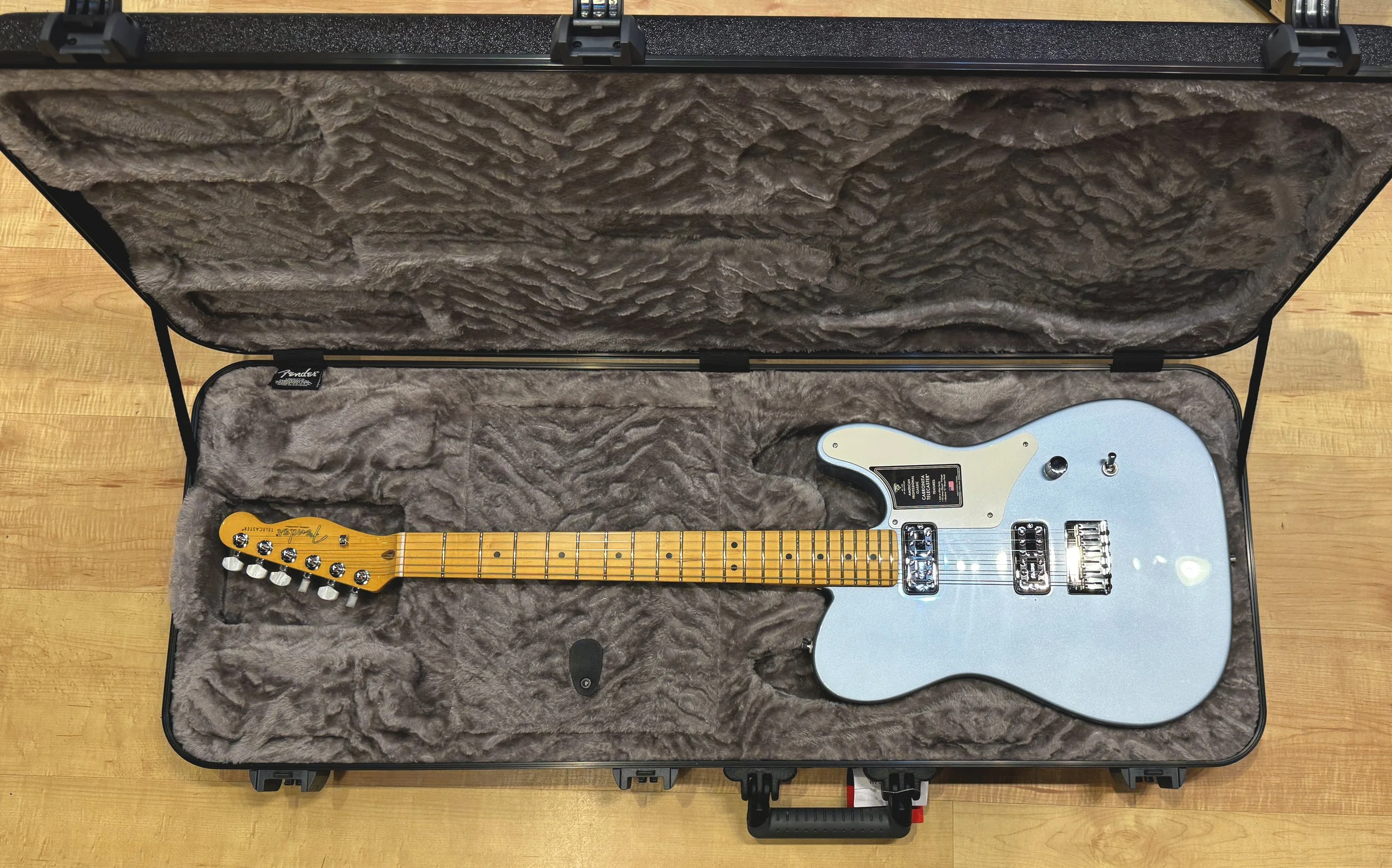 Fender_75th_Anniversary_American_Professional_Classic_Cabronita_Telecaster_Maple_Fingerboard_Ice_Blue_Metallic_Limited_Edition_Electric_Guitar_3053.jpg