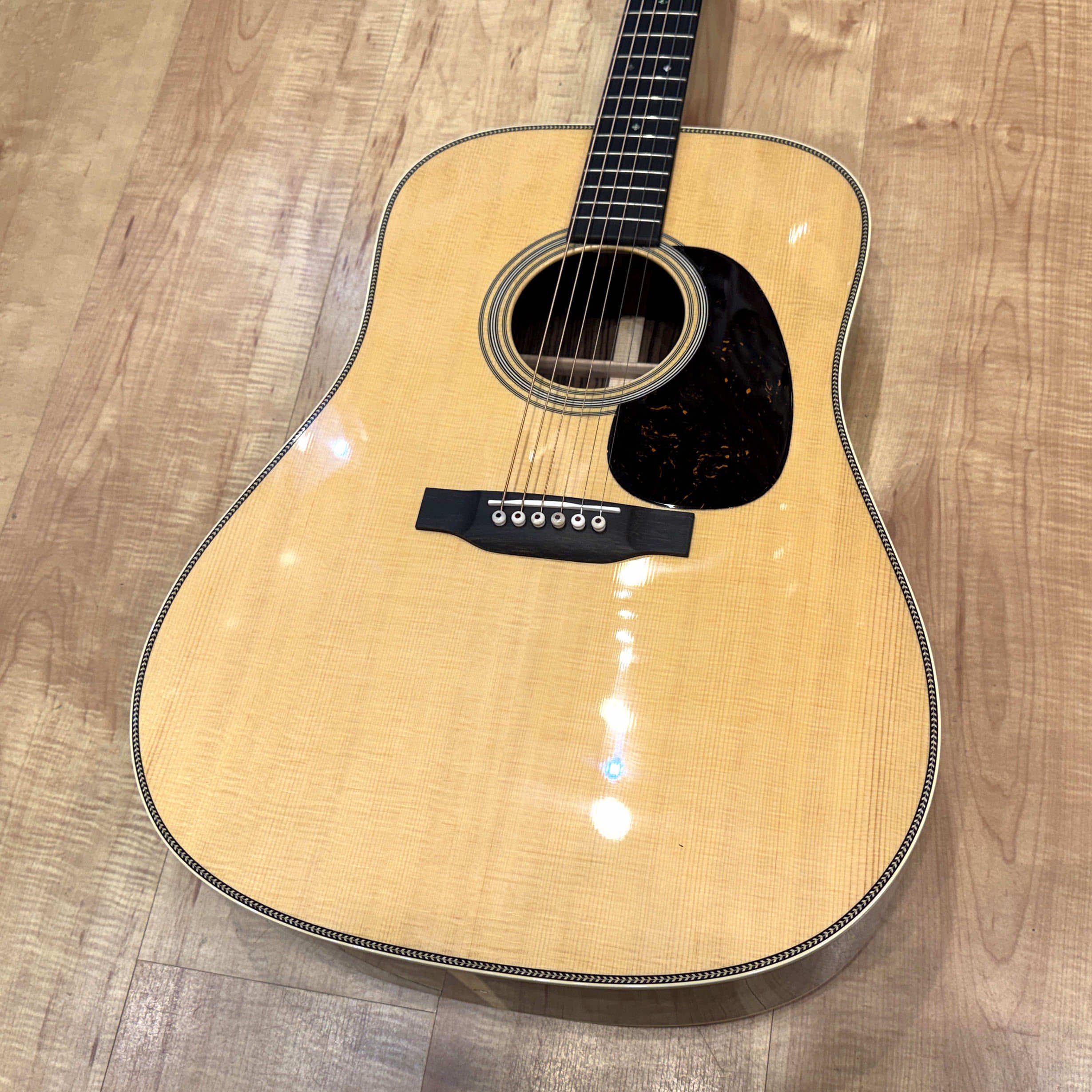 Martin Standard Series Super HD-28 Large-Body Dreadnought Acoustic Guitar