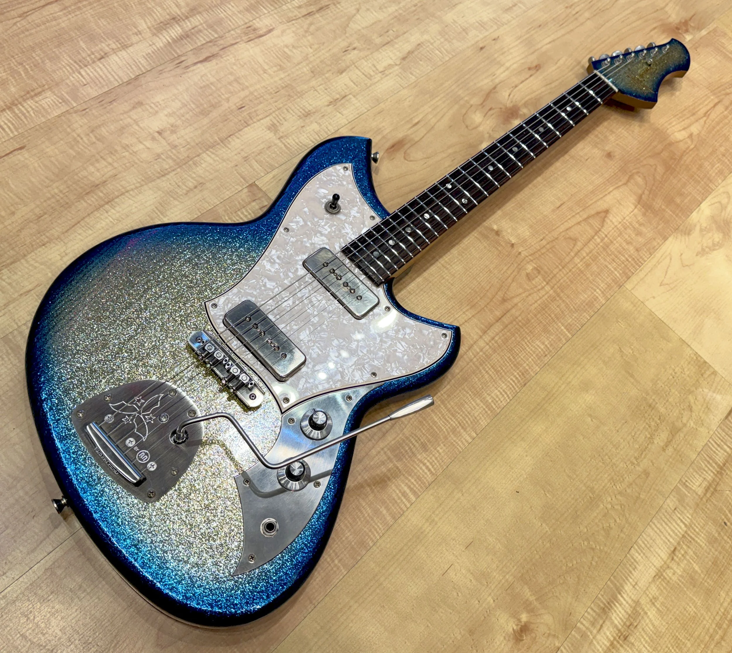 Novo_Custom_Series_Sirus_J_Surfburst_Sparkle_Electric_Guitar_New_In_Stock_With_Case_7747.jpg