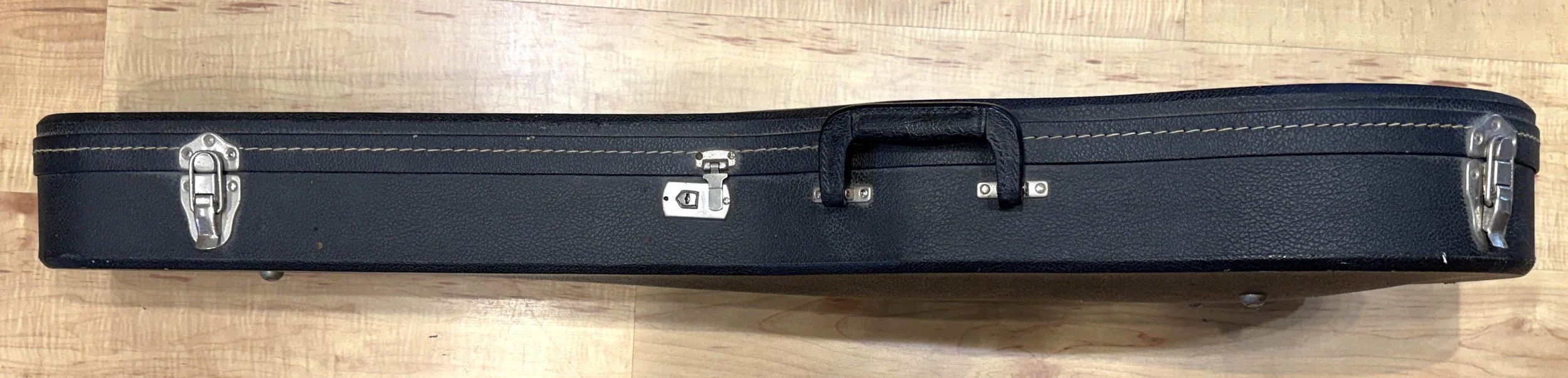 Side of the case of the Vintage 1971 Gibson Les Paul Custom Black Beauty ‘Fretless Wonder’
